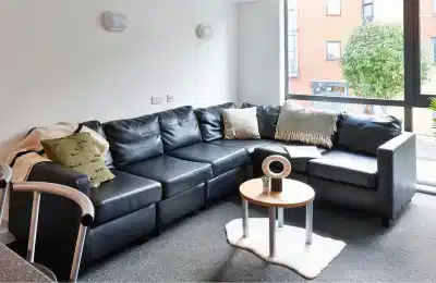 Common Area?w=400&h=260&fit=crop&q=40&auto=format&trim=auto