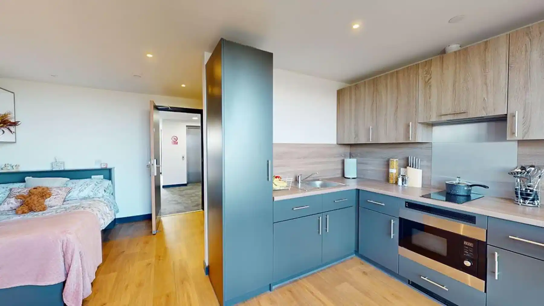 Common Area?w=400&h=260&fit=crop&q=40&auto=format&trim=auto