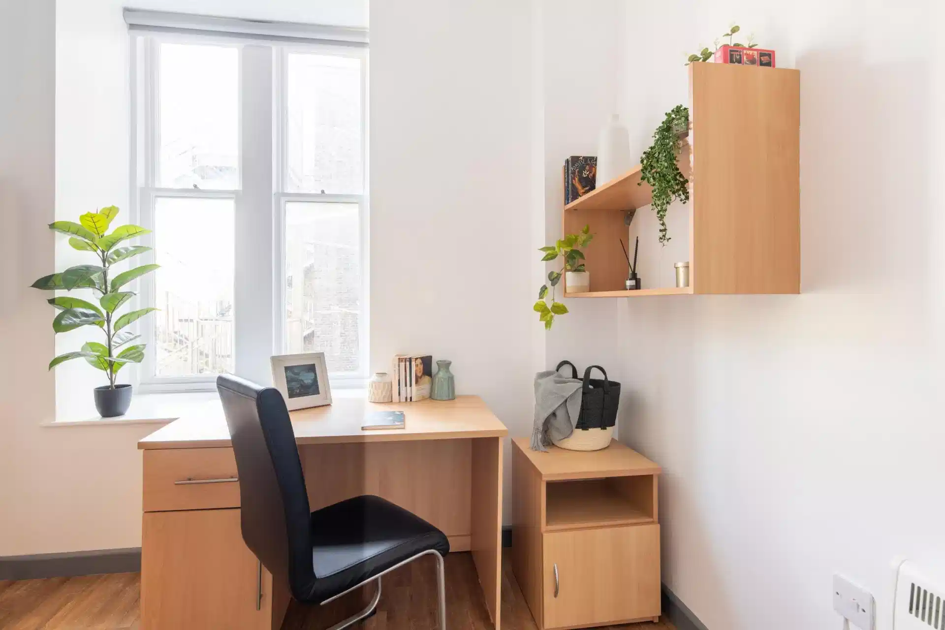 Exterior?w=400&h=260&fit=crop&q=40&auto=format&trim=auto