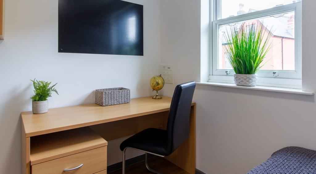 Exterior?w=400&h=260&fit=crop&q=40&auto=format&trim=auto