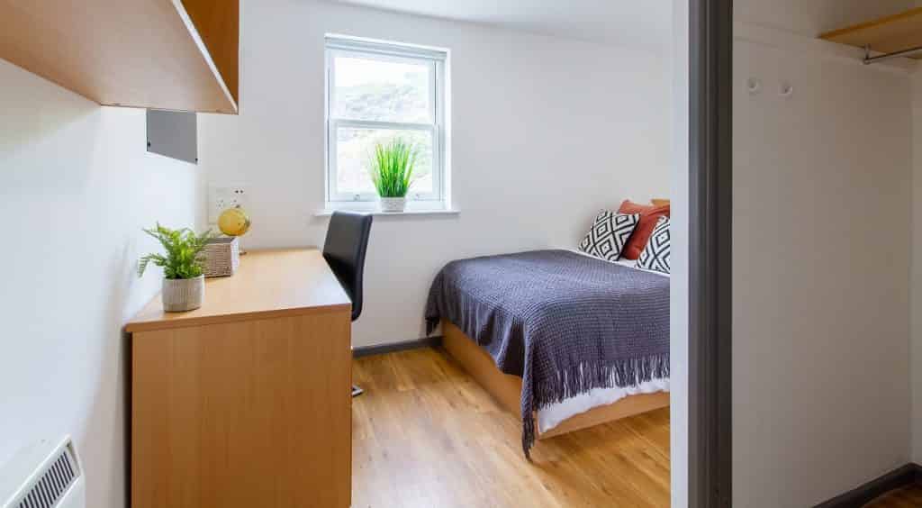 Common Area?w=400&h=260&fit=crop&q=40&auto=format&trim=auto