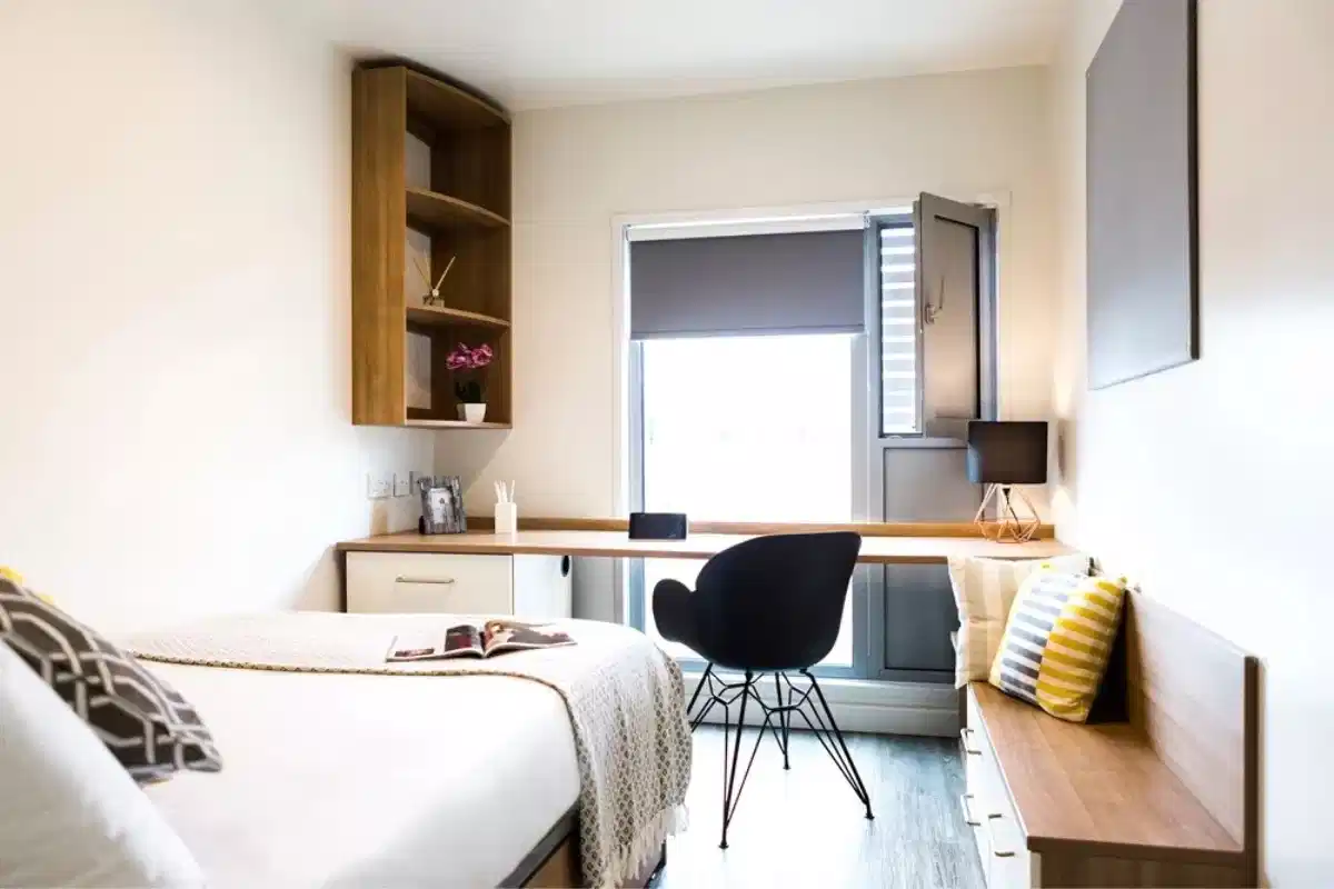 Exterior?w=400&h=260&fit=crop&q=40&auto=format&trim=auto