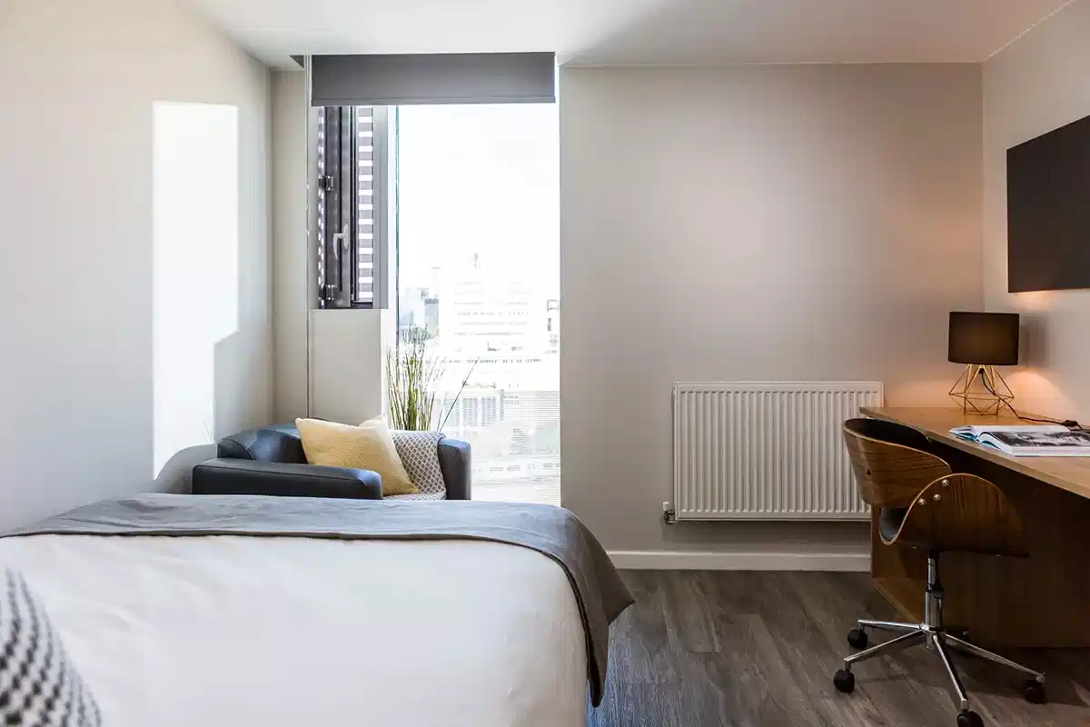 Exterior?w=400&h=260&fit=crop&q=40&auto=format&trim=auto