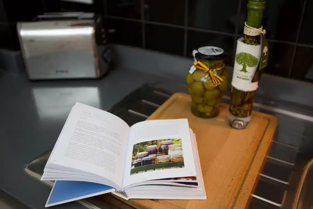 Exterior?w=400&h=260&fit=crop&q=40&auto=format&trim=auto