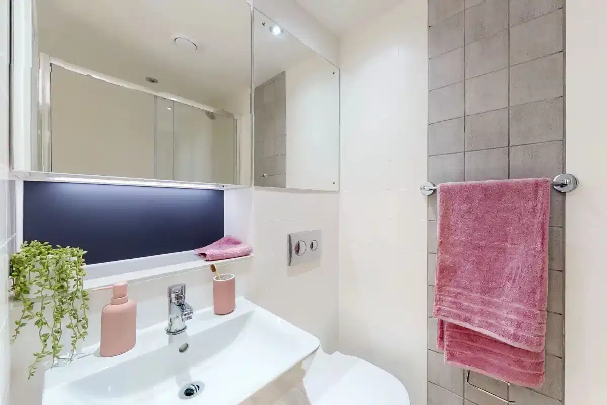 Common Area?w=400&h=260&fit=crop&q=40&auto=format&trim=auto