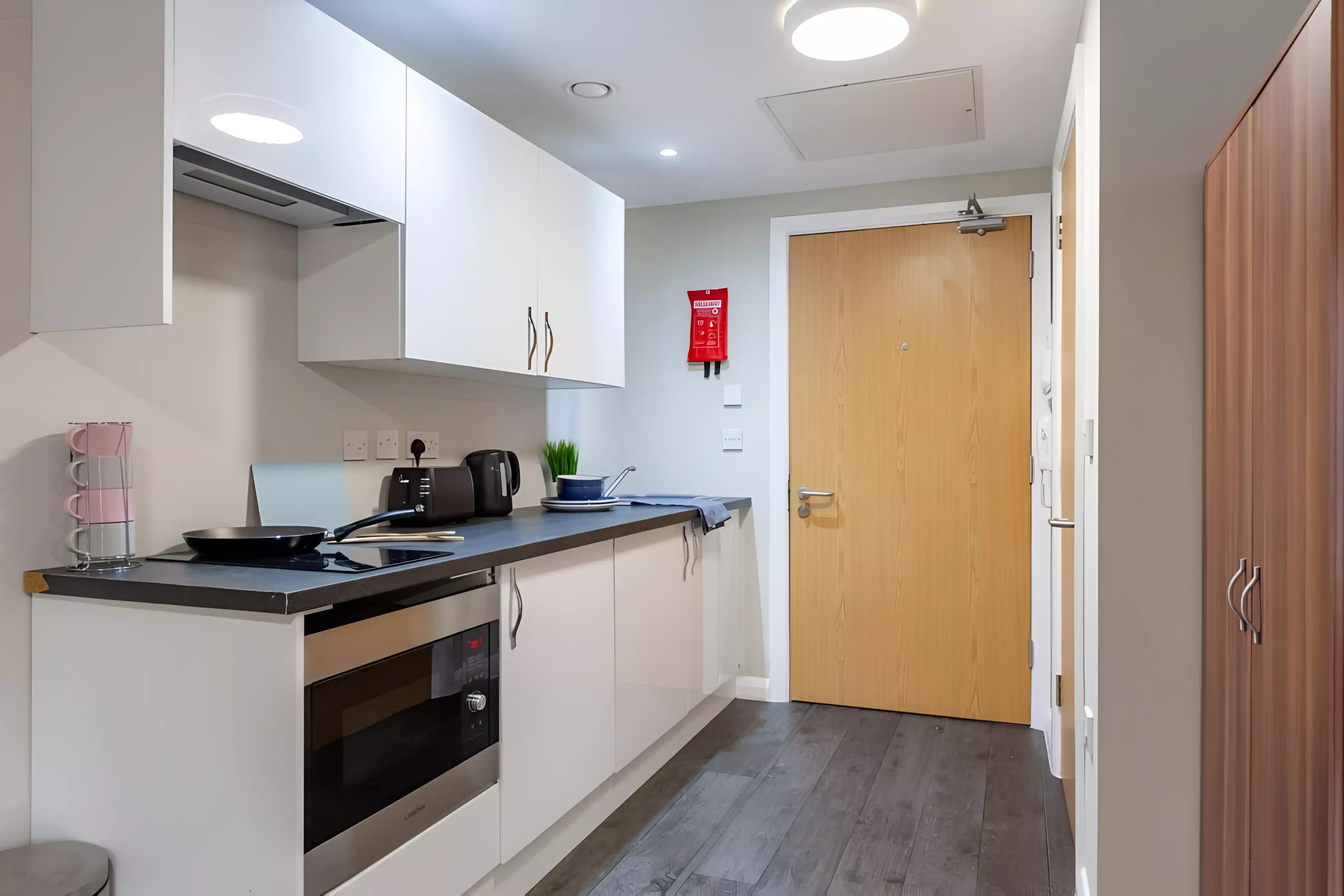 Kitchen?w=400&h=260&fit=crop&q=40&auto=format&trim=auto