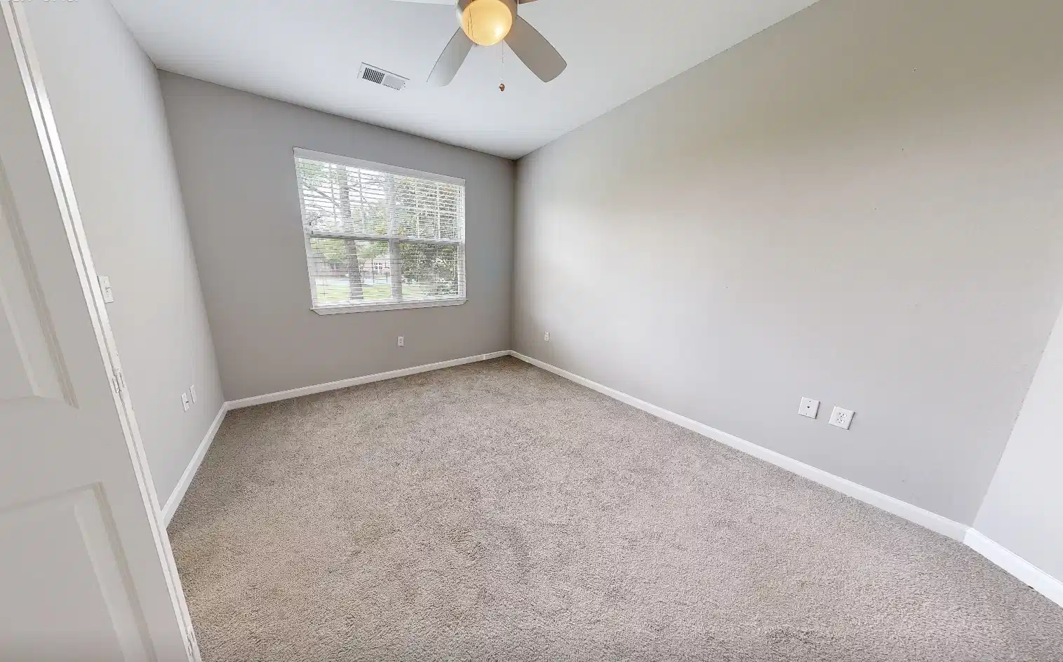 Common Area?w=400&h=260&fit=crop&q=40&auto=format&trim=auto