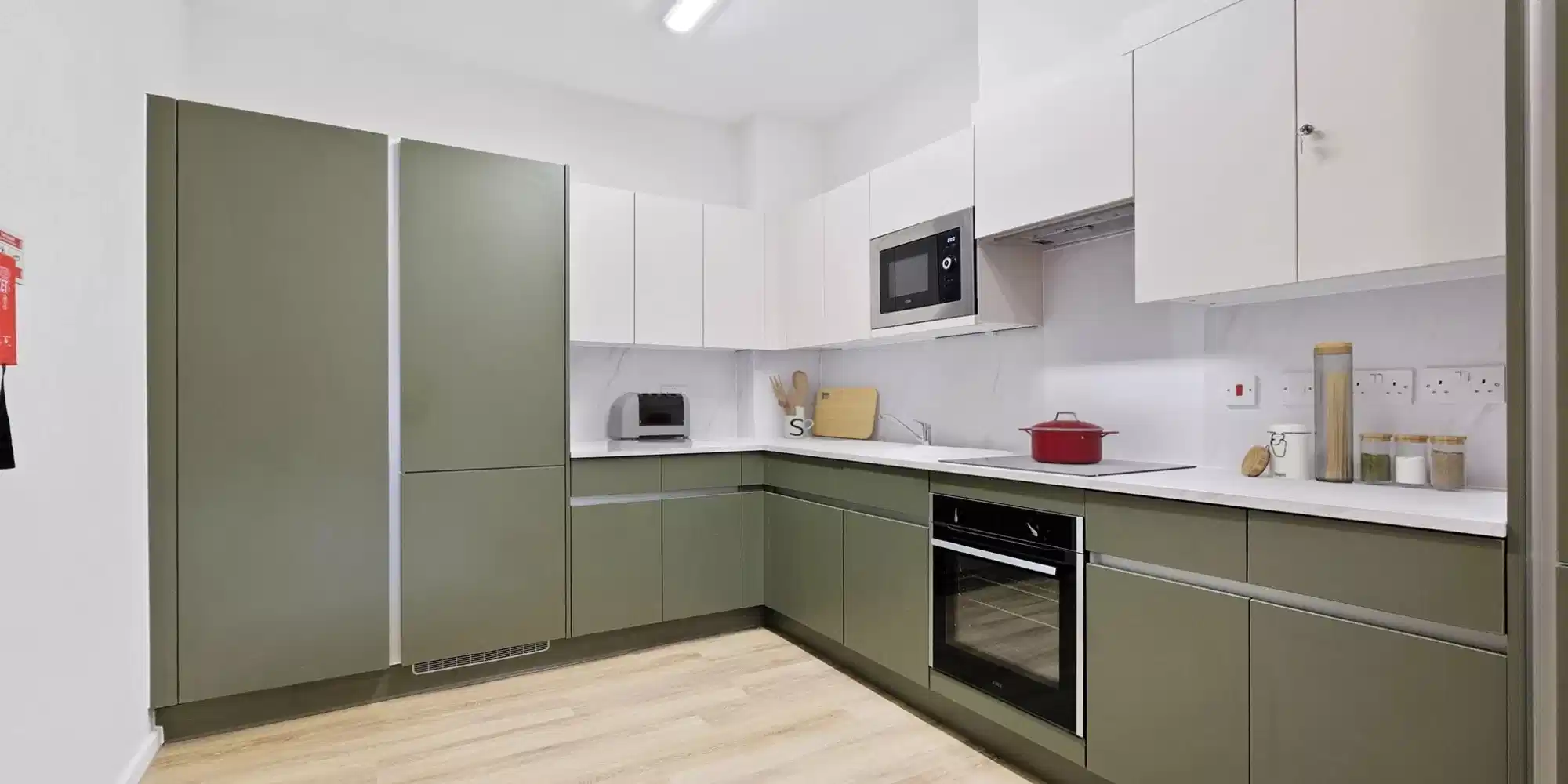 Exterior?w=400&h=260&fit=crop&q=40&auto=format&trim=auto