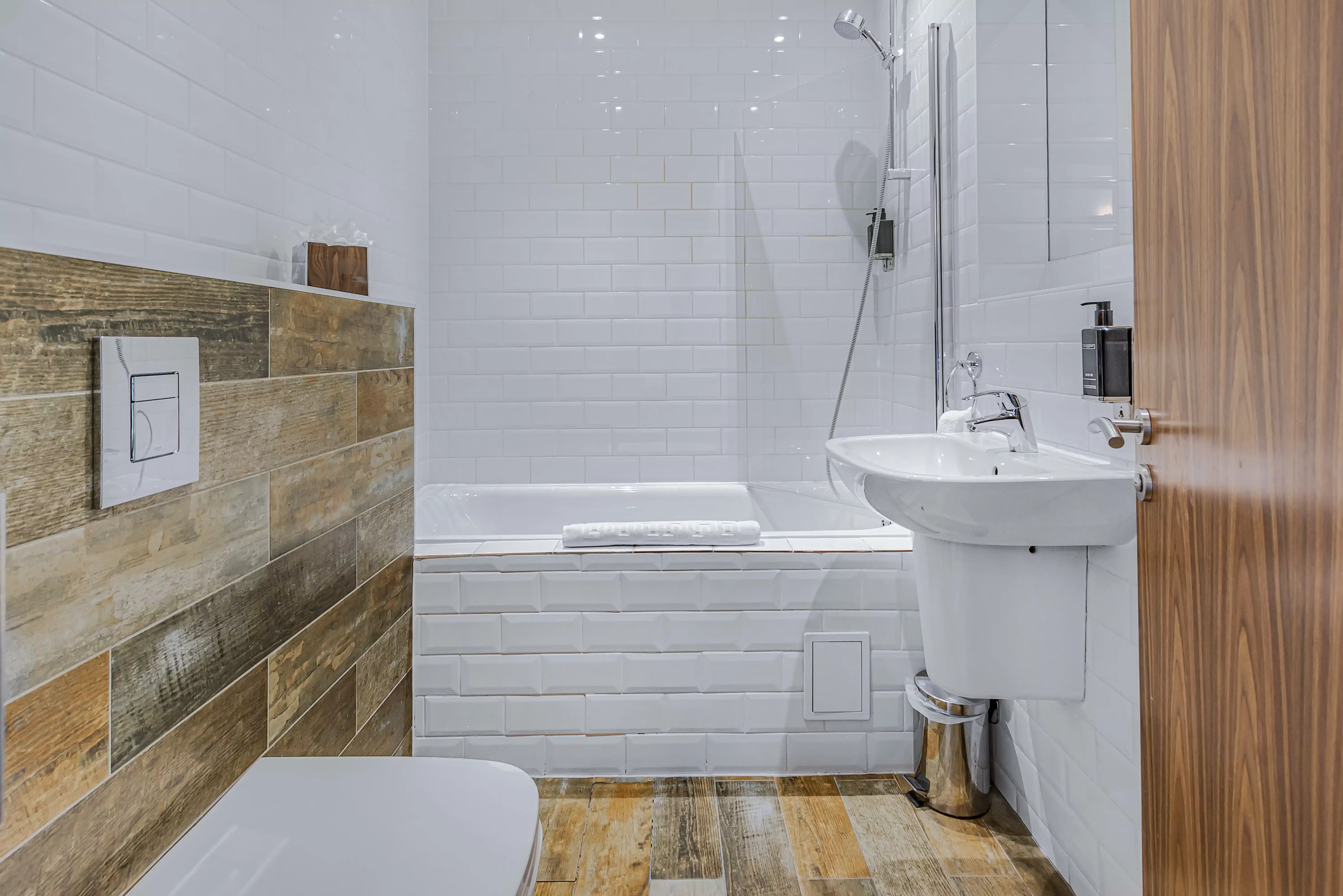 Common Area?w=400&h=260&fit=crop&q=40&auto=format&trim=auto