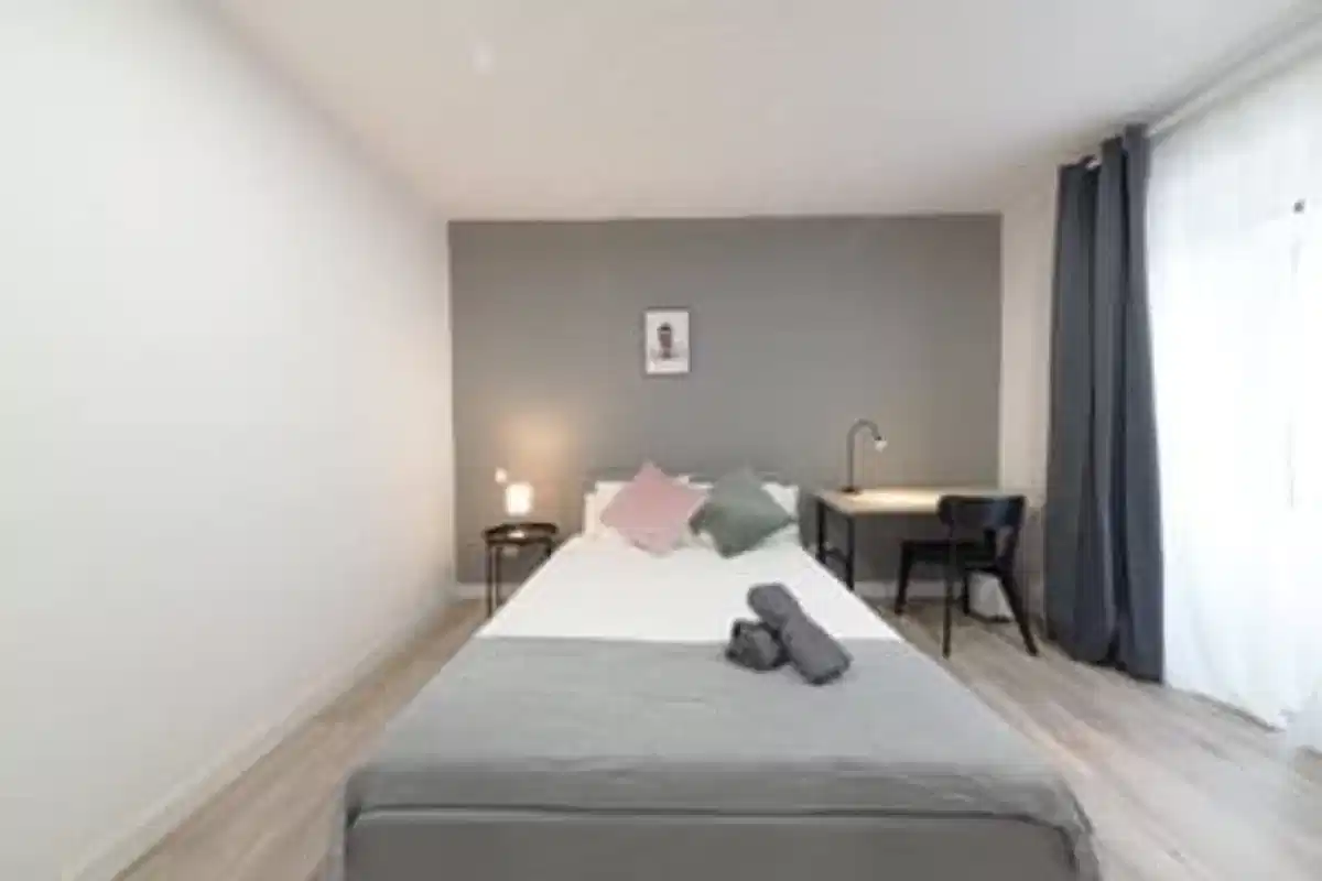 Common Area?w=400&h=260&fit=crop&q=40&auto=format&trim=auto