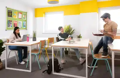 Common Area?w=400&h=260&fit=crop&q=40&auto=format&trim=auto