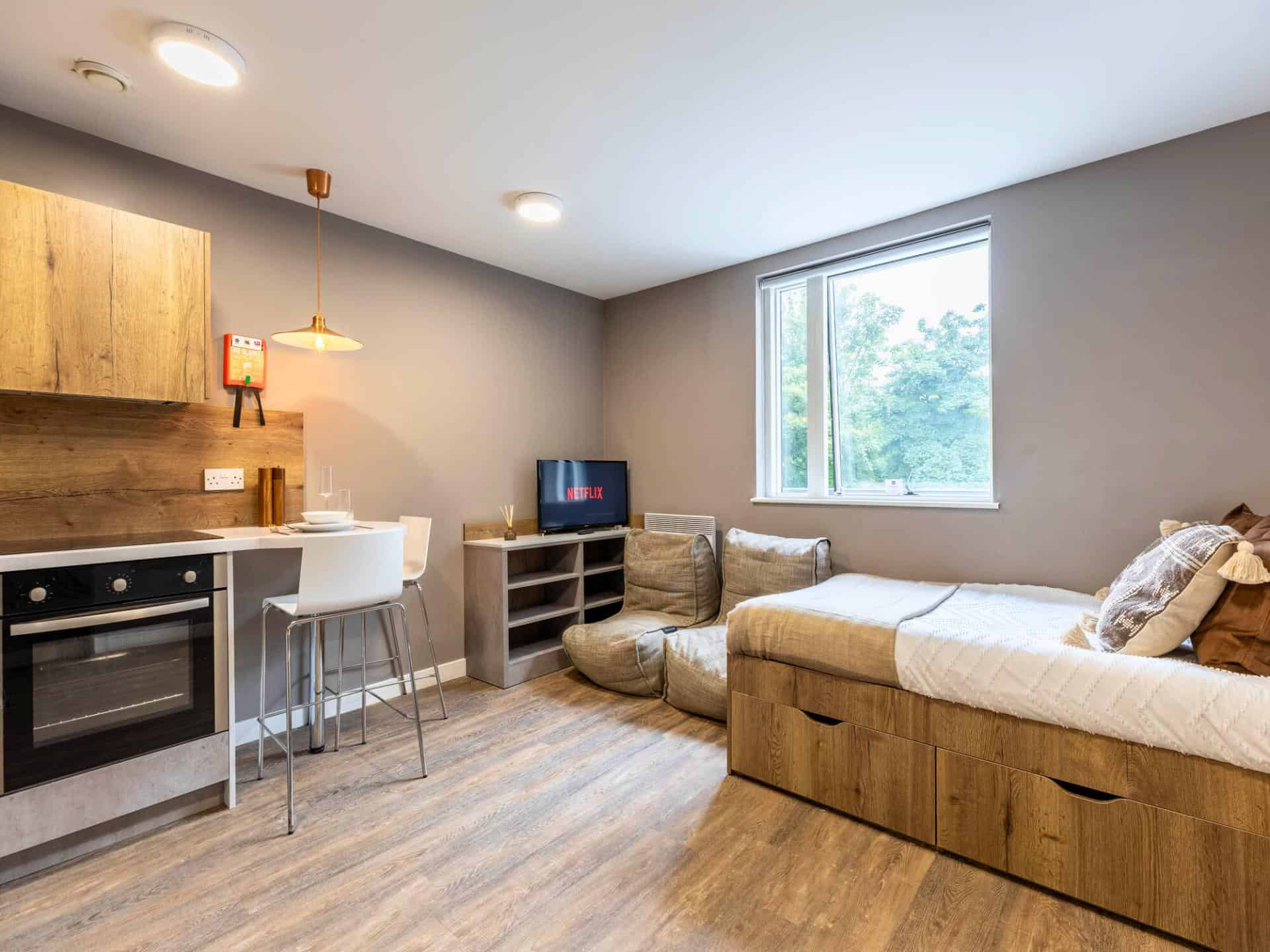 Exterior?w=400&h=260&fit=crop&q=40&auto=format&trim=auto