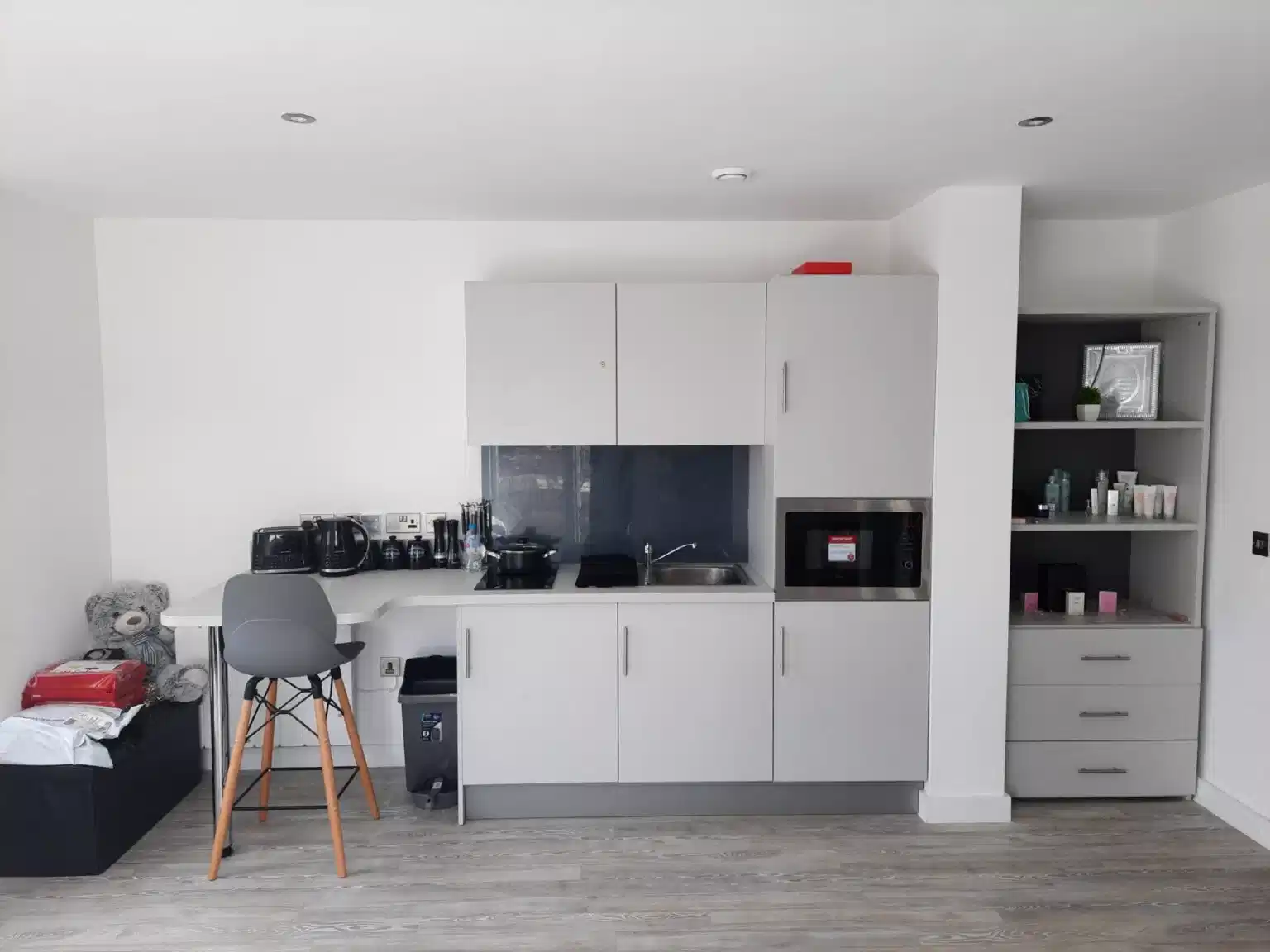 Amenities?w=400&h=260&fit=crop&q=40&auto=format&trim=auto