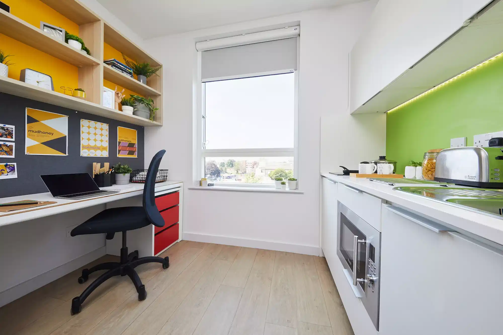 Exterior?w=400&h=260&fit=crop&q=40&auto=format&trim=auto