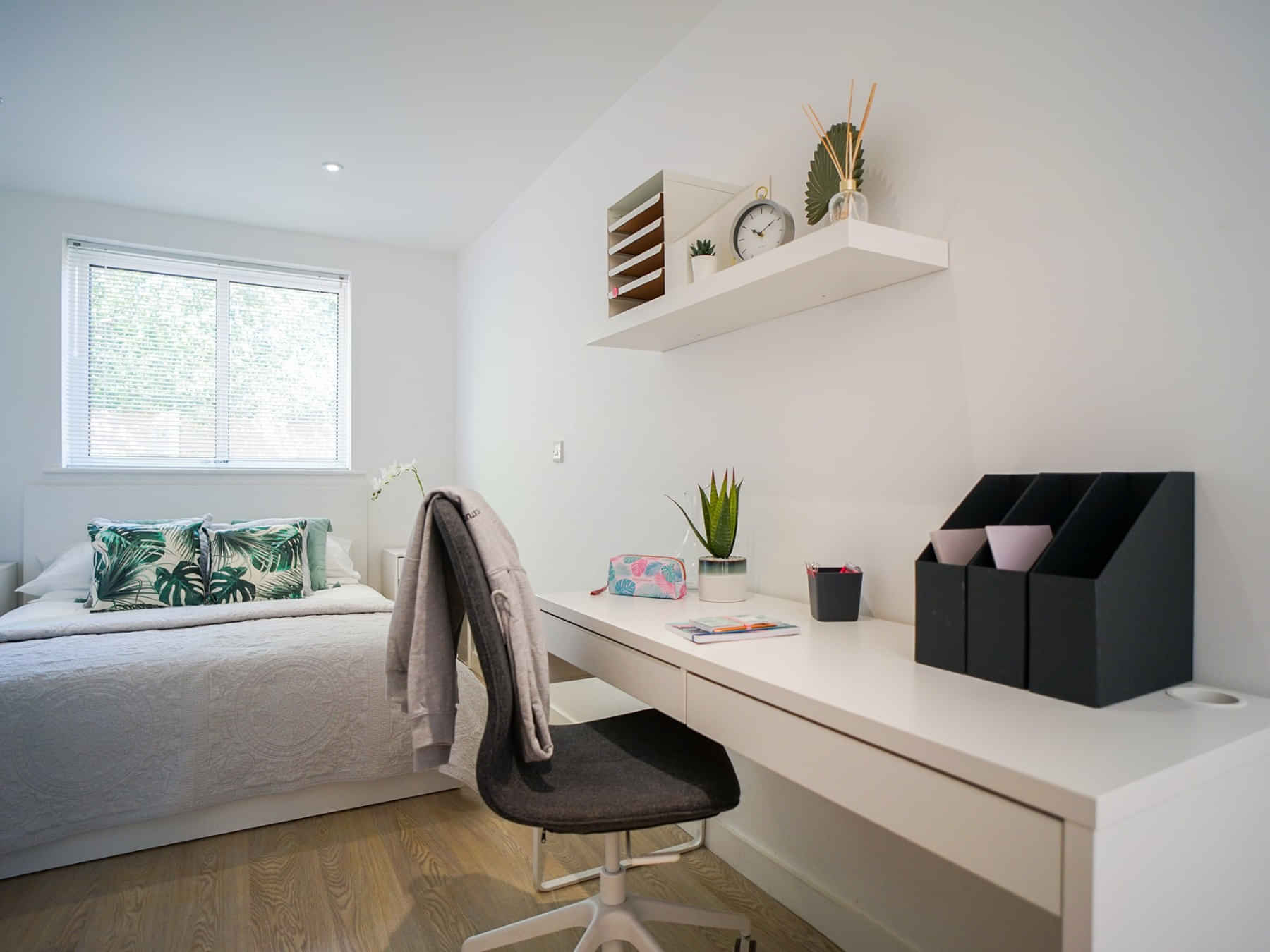 Amenities?w=400&h=260&fit=crop&q=40&auto=format&trim=auto