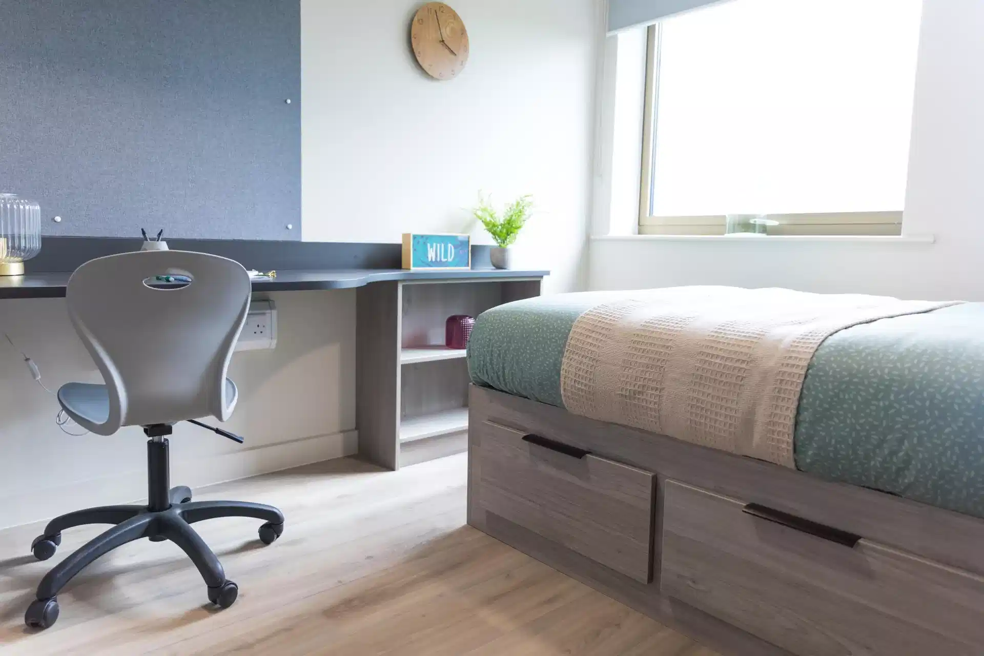 Exterior?w=400&h=260&fit=crop&q=40&auto=format&trim=auto