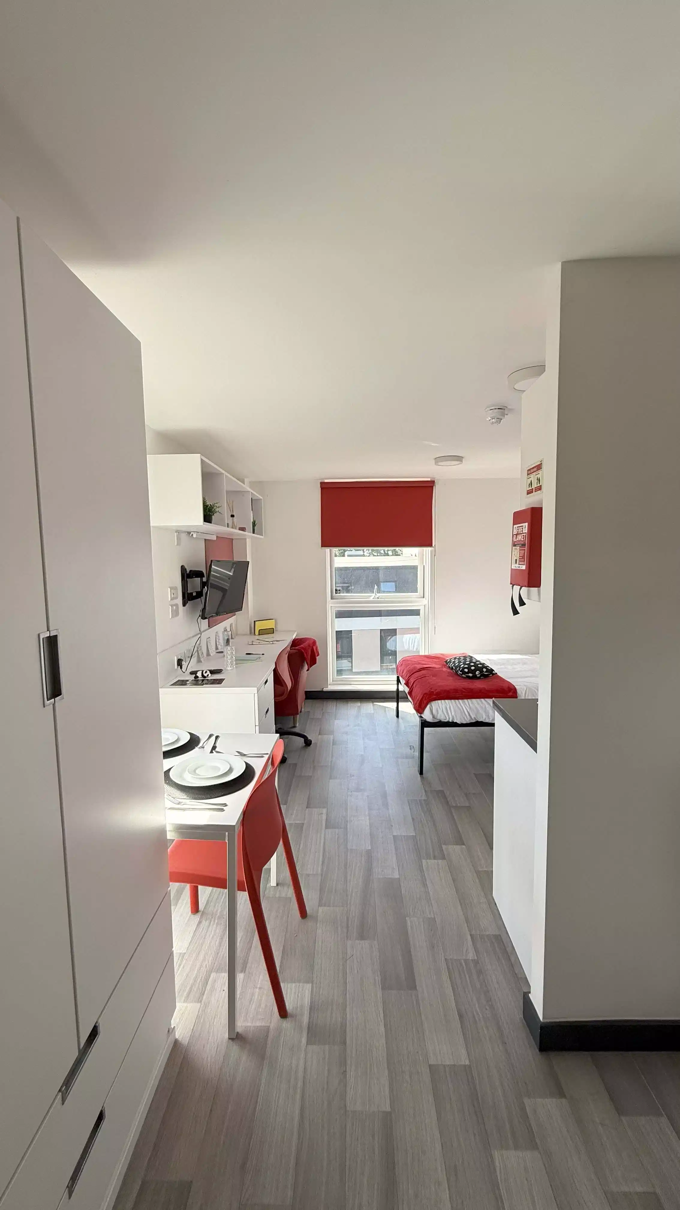 Amenities?w=400&h=260&fit=crop&q=40&auto=format&trim=auto