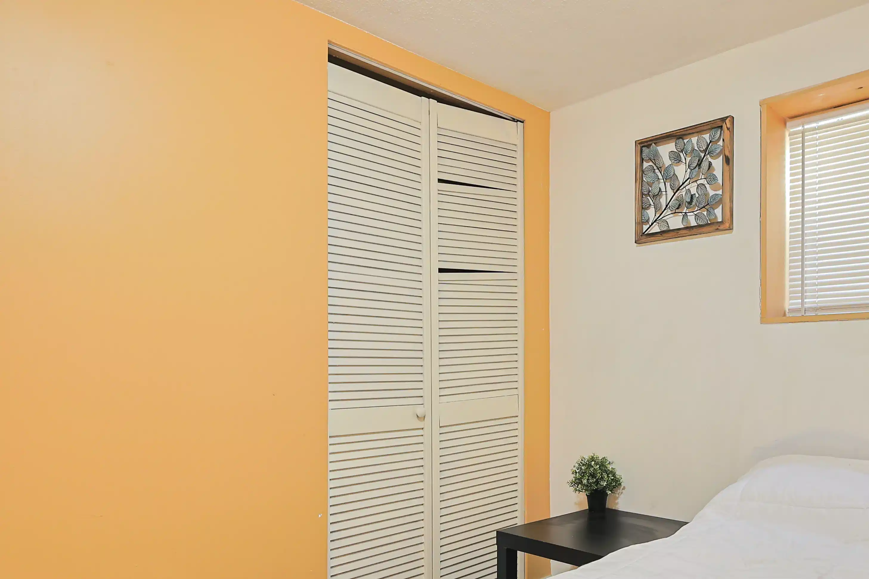 Exterior?w=400&h=260&fit=crop&q=40&auto=format&trim=auto