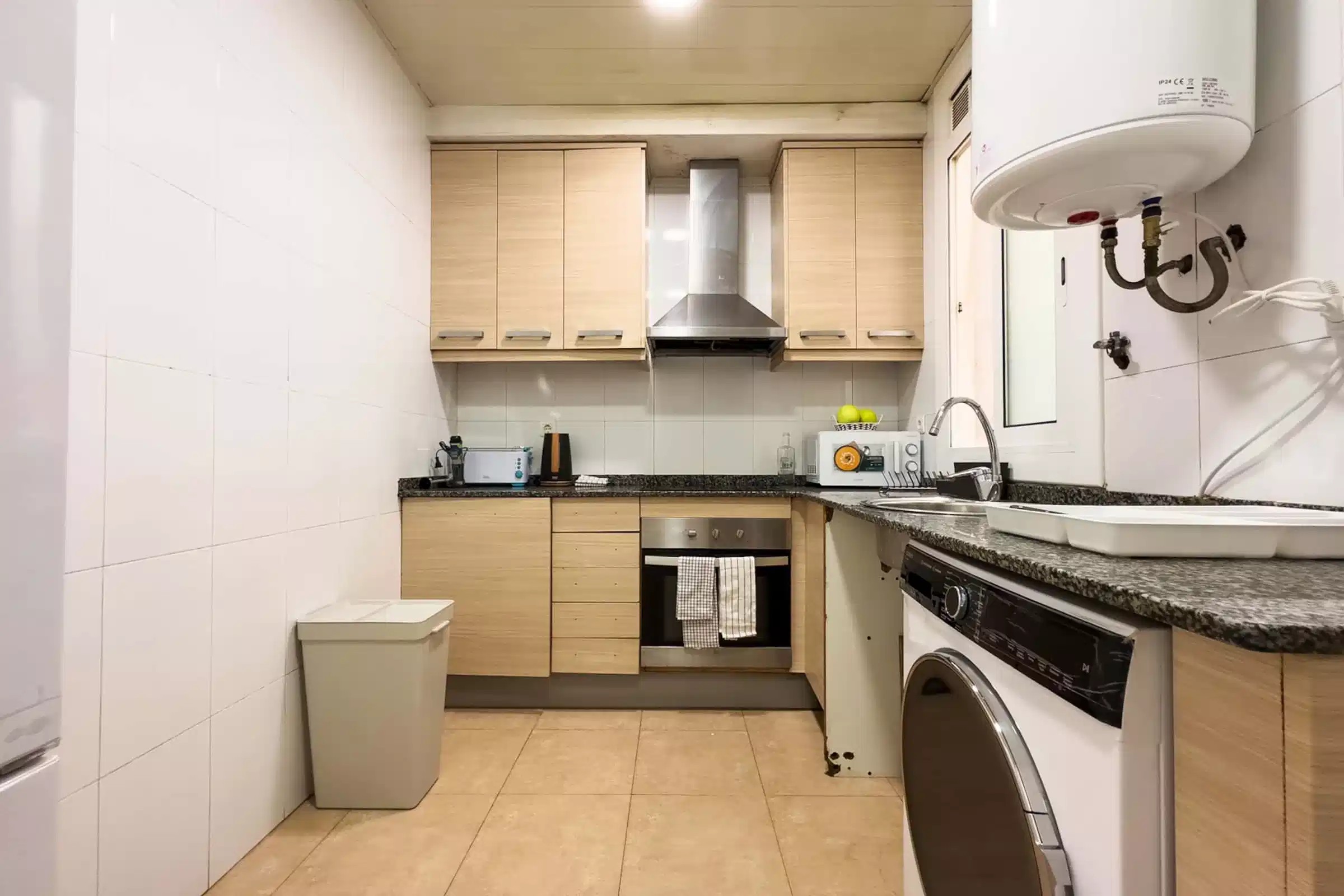 Habitación en Carrer Nou de la Rambla - R12-HAB3 - Barcelona, Spain - Private Room (8 Bed 1 Bath) - Kitchen