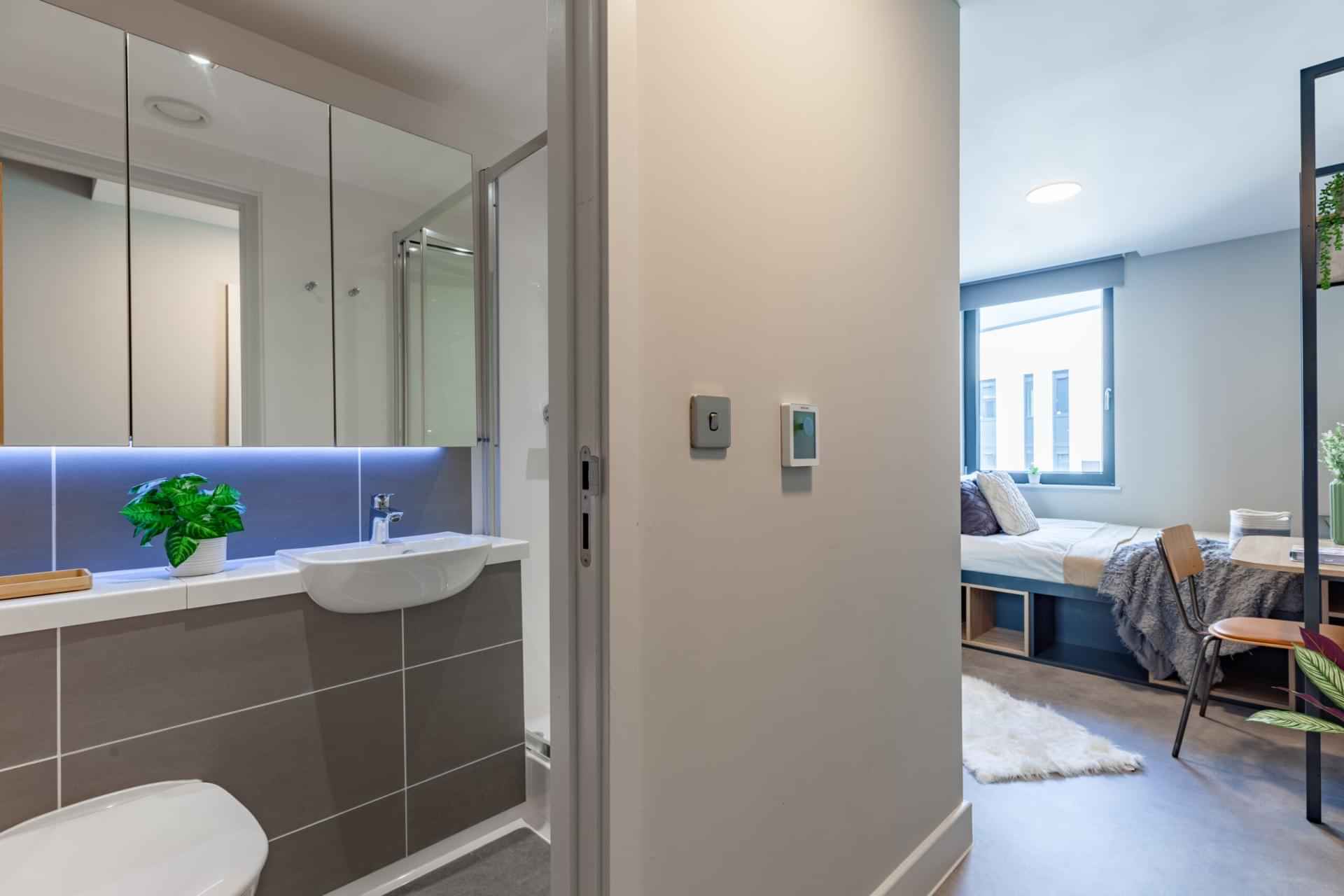 Exterior?w=400&h=260&fit=crop&q=40&auto=format&trim=auto