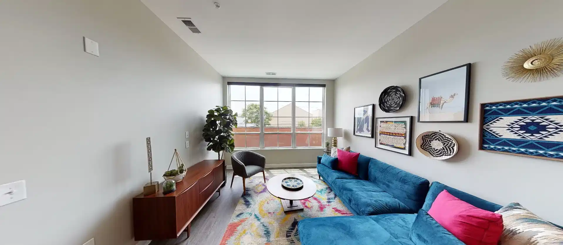 Exterior?w=400&h=260&fit=crop&q=40&auto=format&trim=auto