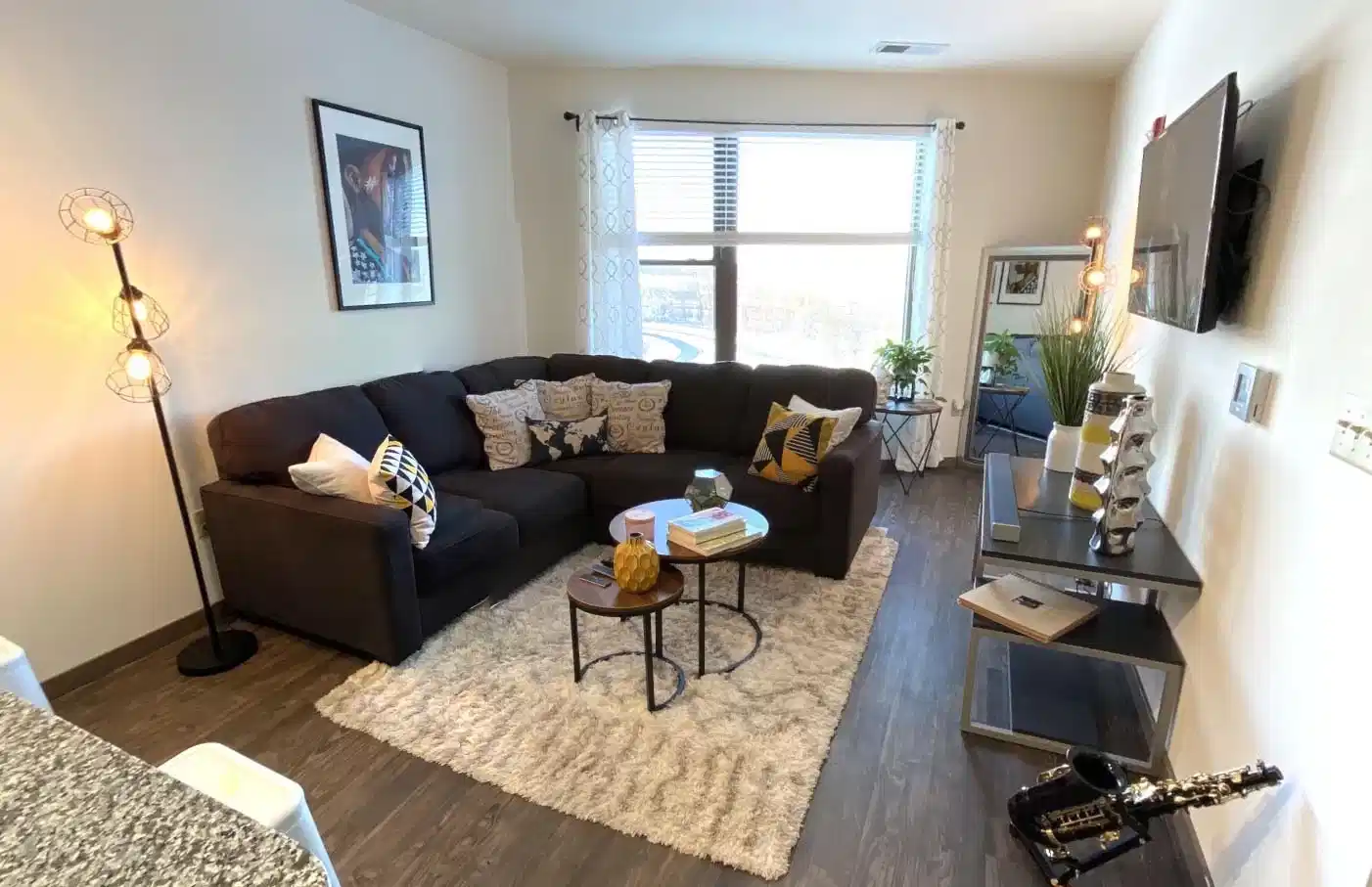 Common Area?w=400&h=260&fit=crop&q=40&auto=format&trim=auto