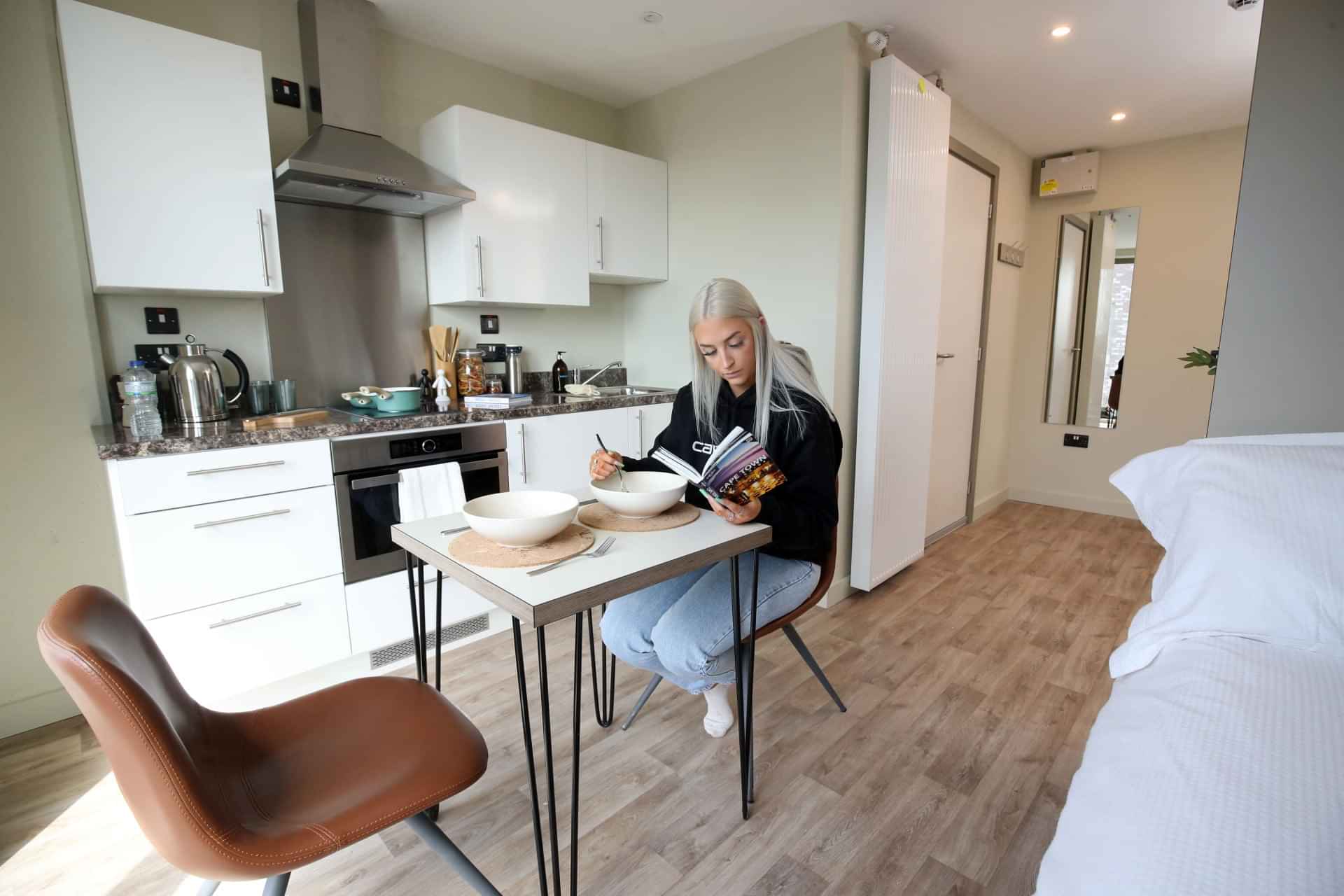 Common Area?w=400&h=260&fit=crop&q=40&auto=format&trim=auto