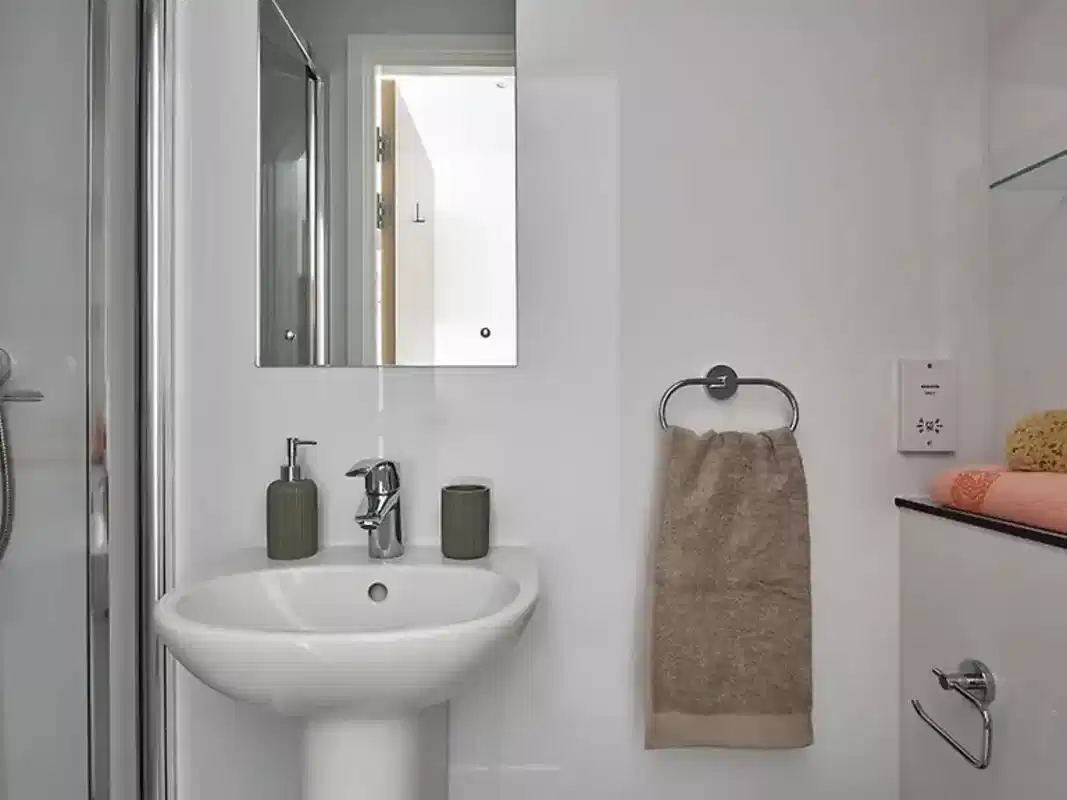 Bedroom?w=400&h=260&fit=crop&q=40&auto=format&trim=auto