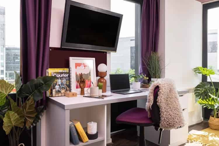 Common Area?w=400&h=260&fit=crop&q=40&auto=format&trim=auto