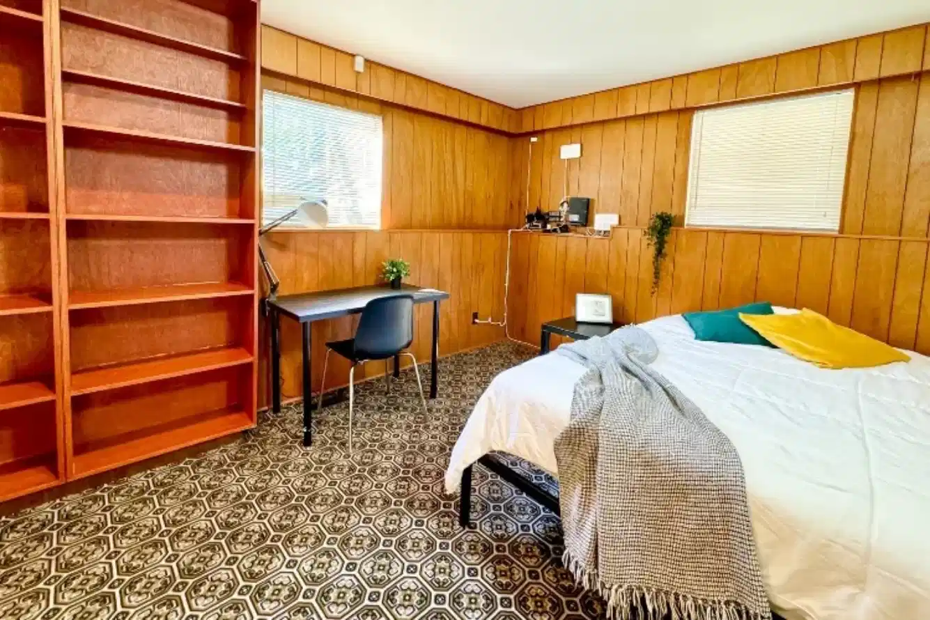 Exterior?w=400&h=260&fit=crop&q=40&auto=format&trim=auto