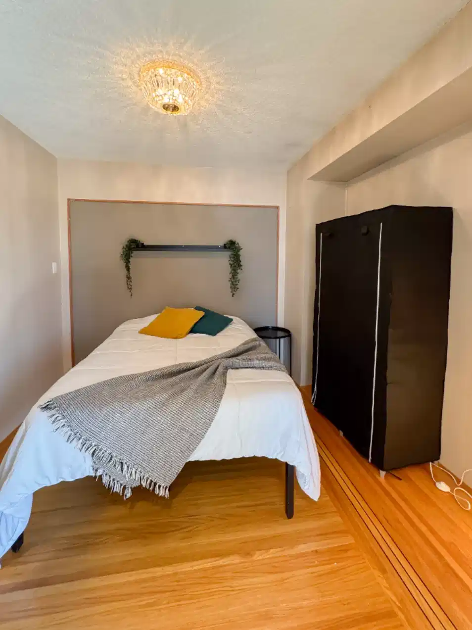 Exterior?w=400&h=260&fit=crop&q=40&auto=format&trim=auto