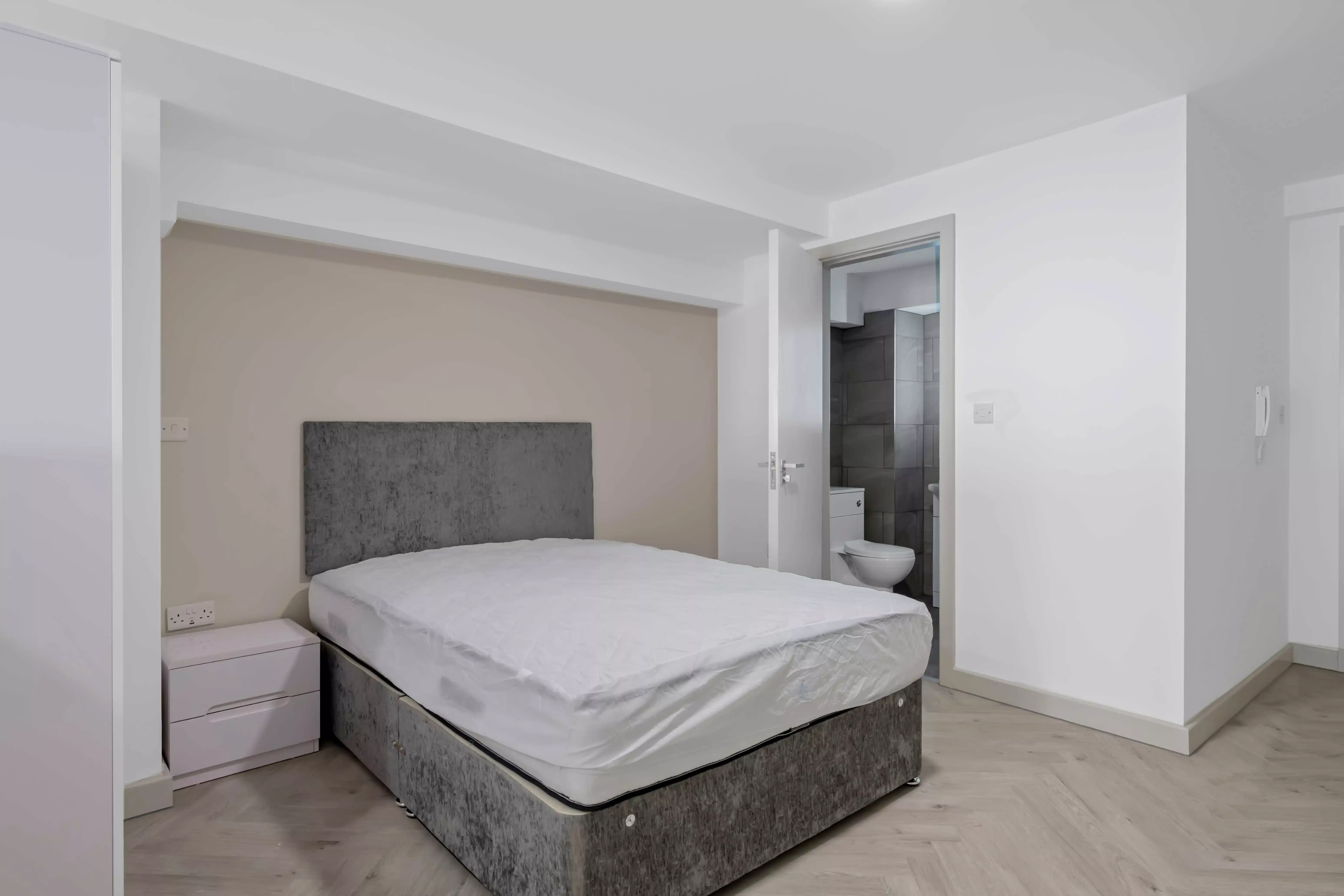 Common Area?w=400&h=260&fit=crop&q=40&auto=format&trim=auto