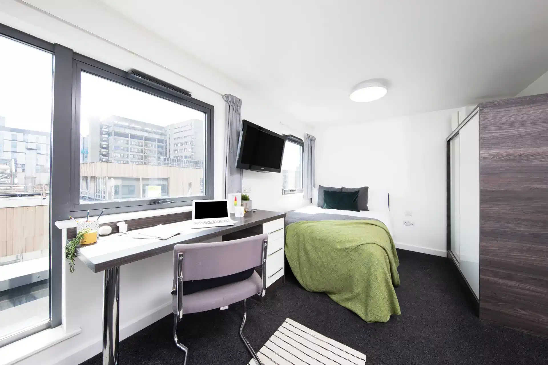 Amenities?w=400&h=260&fit=crop&q=40&auto=format&trim=auto