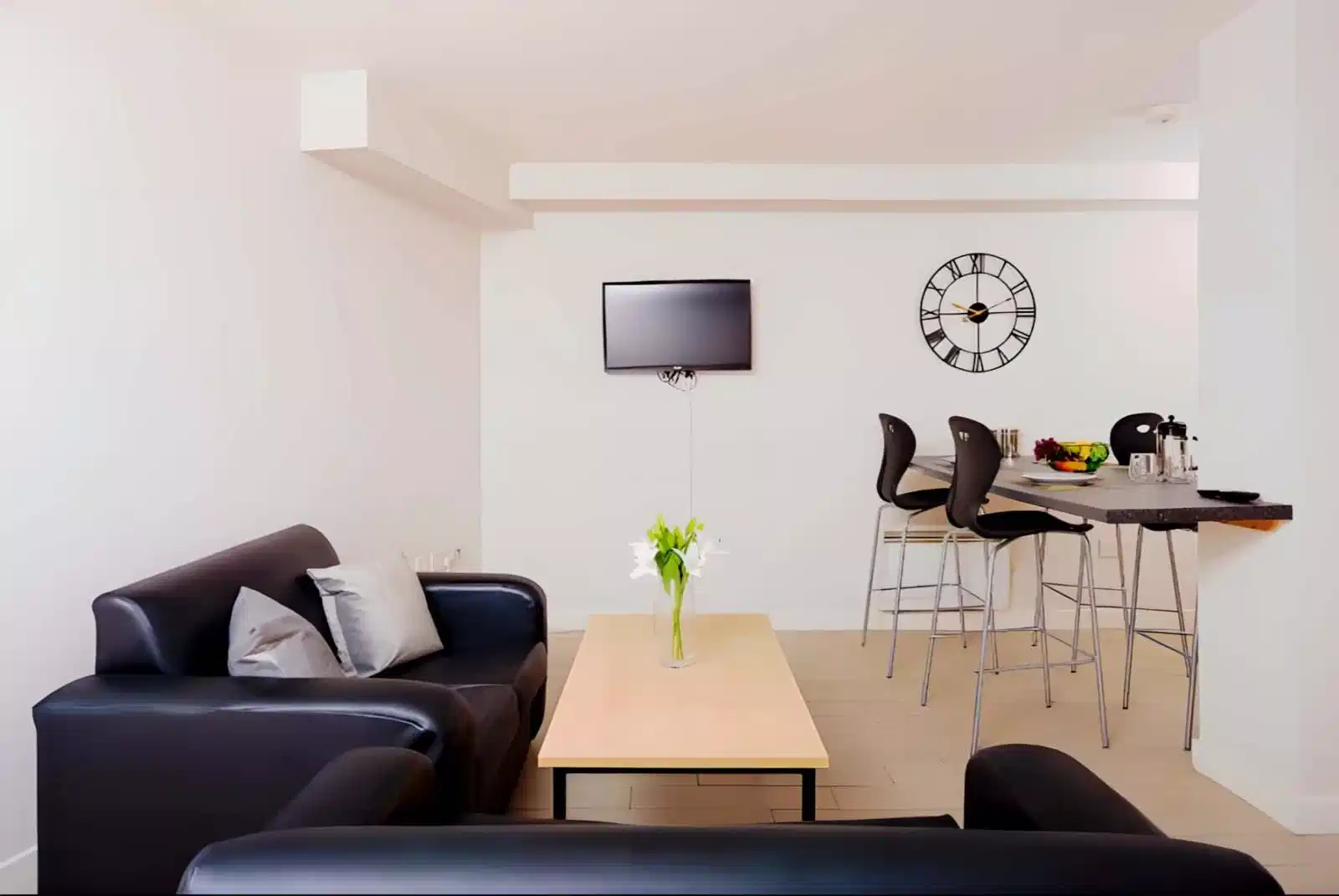 Common Area?w=400&h=260&fit=crop&q=40&auto=format&trim=auto