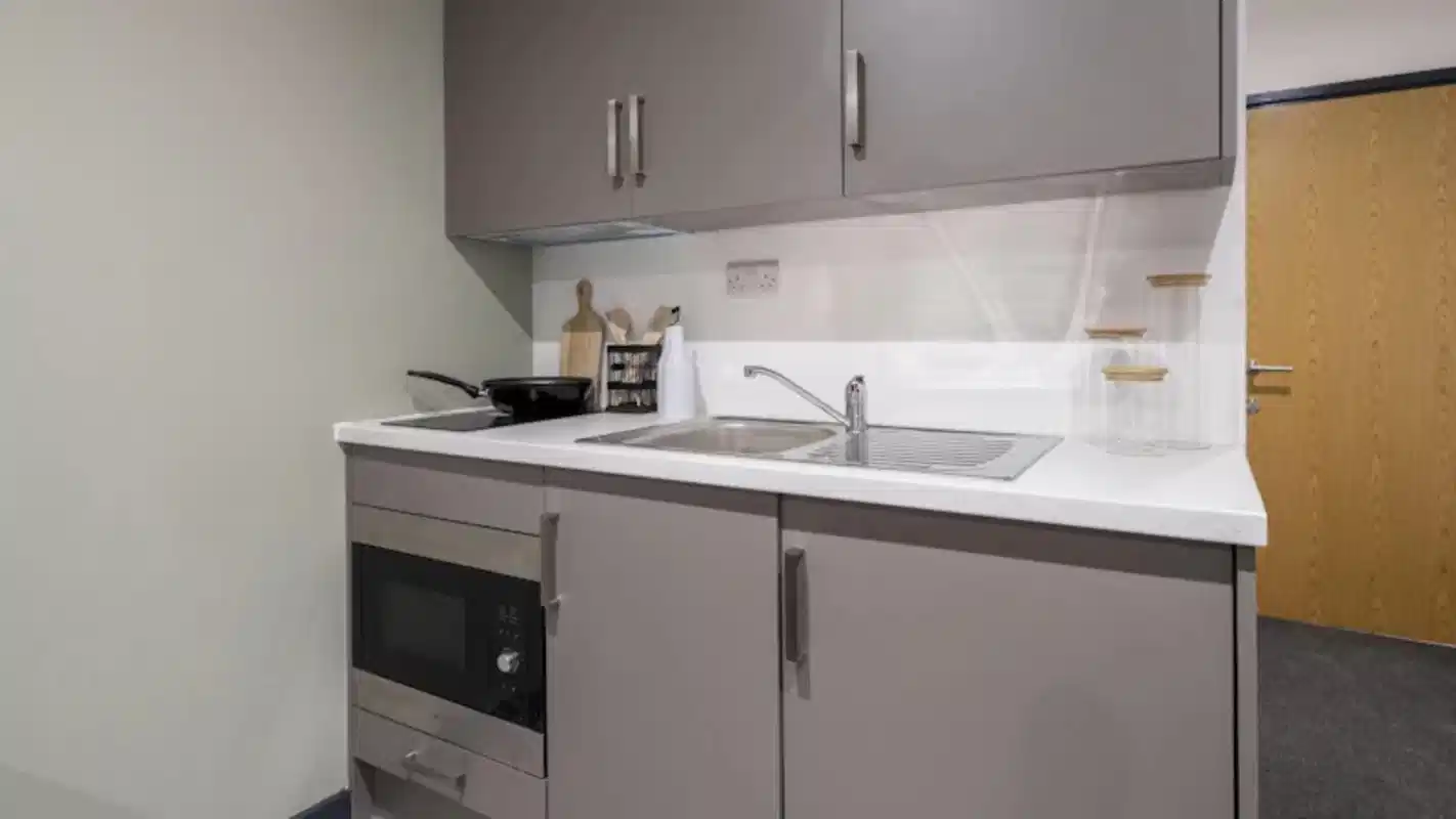 Exterior?w=400&h=260&fit=crop&q=40&auto=format&trim=auto