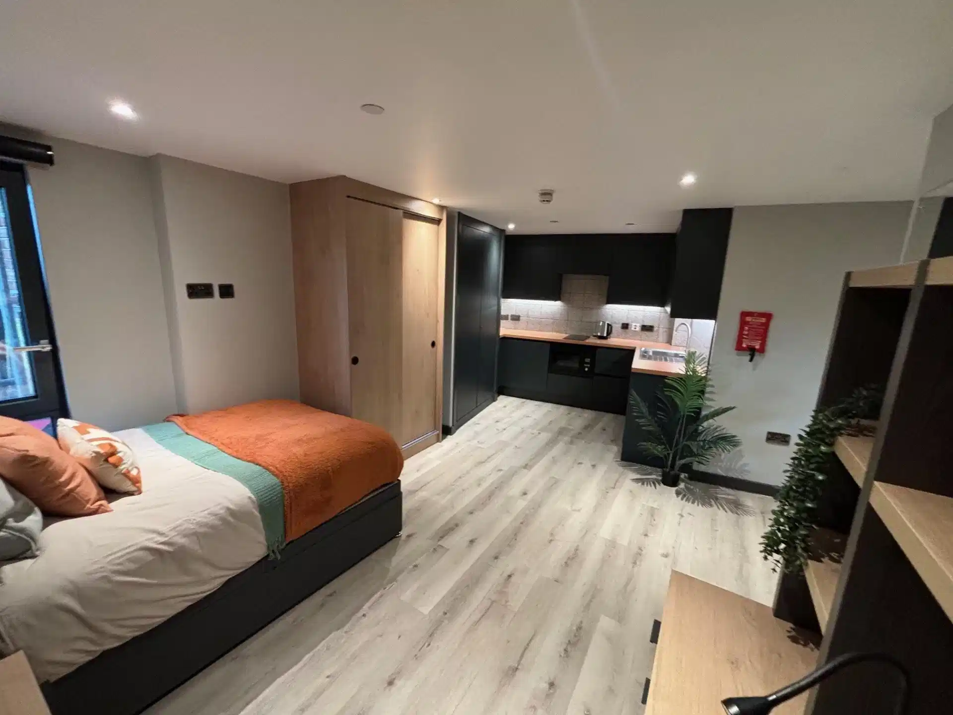 Common Area?w=400&h=260&fit=crop&q=40&auto=format&trim=auto