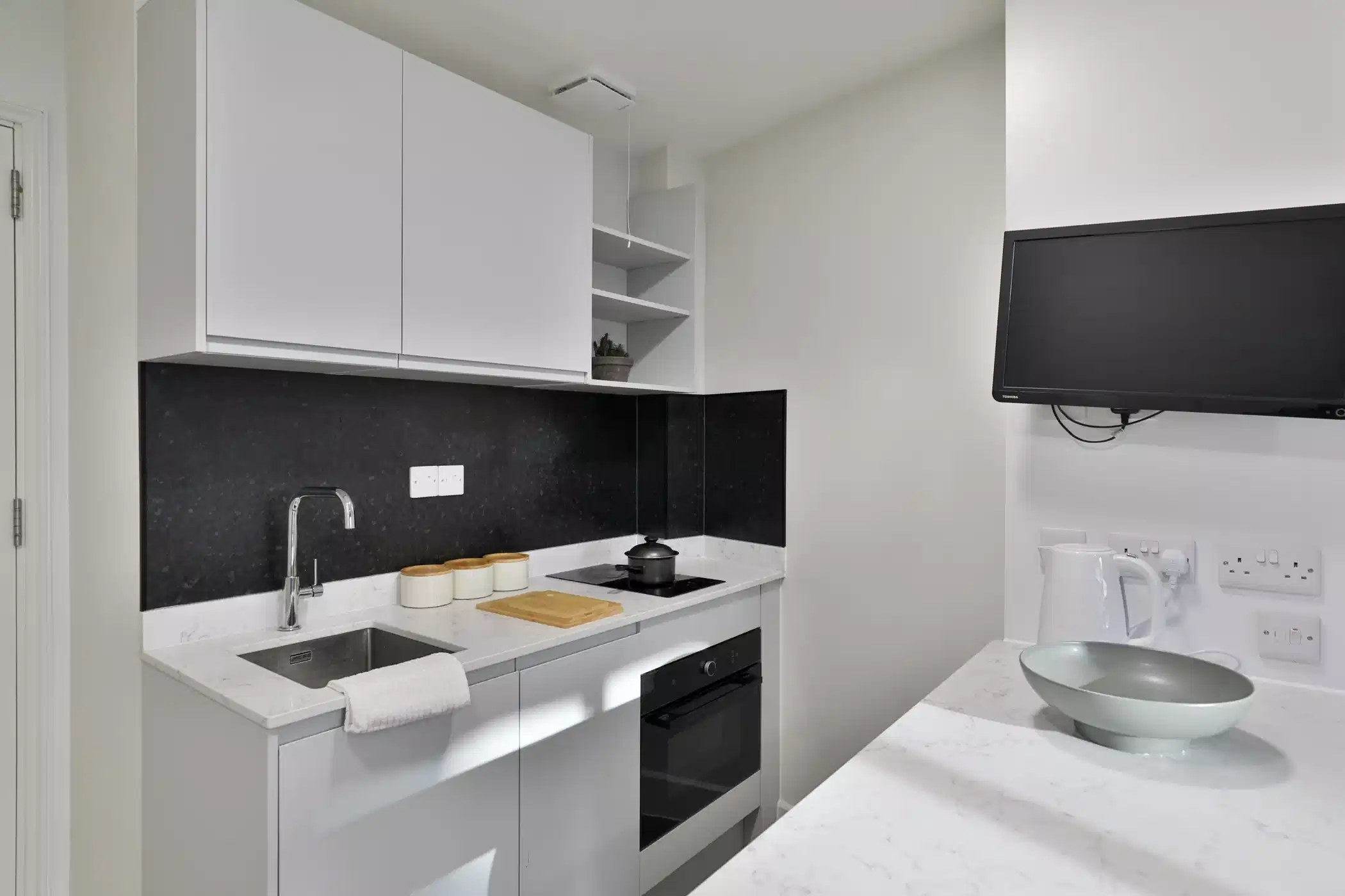 Exterior?w=400&h=260&fit=crop&q=40&auto=format&trim=auto