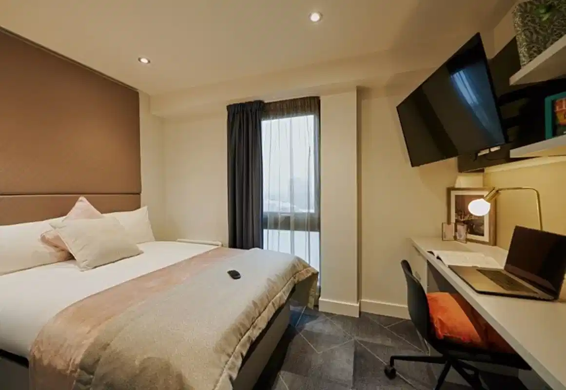 Common Area?w=400&h=260&fit=crop&q=40&auto=format&trim=auto