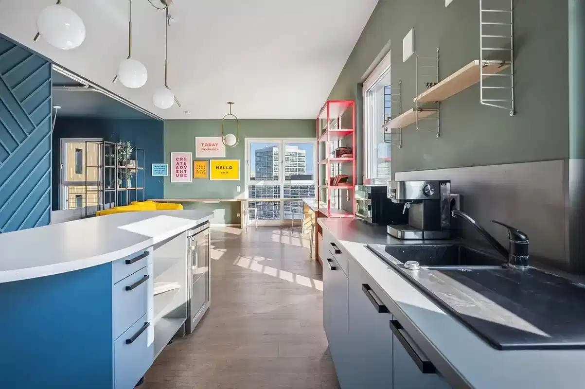 Common Area?w=400&h=260&fit=crop&q=40&auto=format&trim=auto