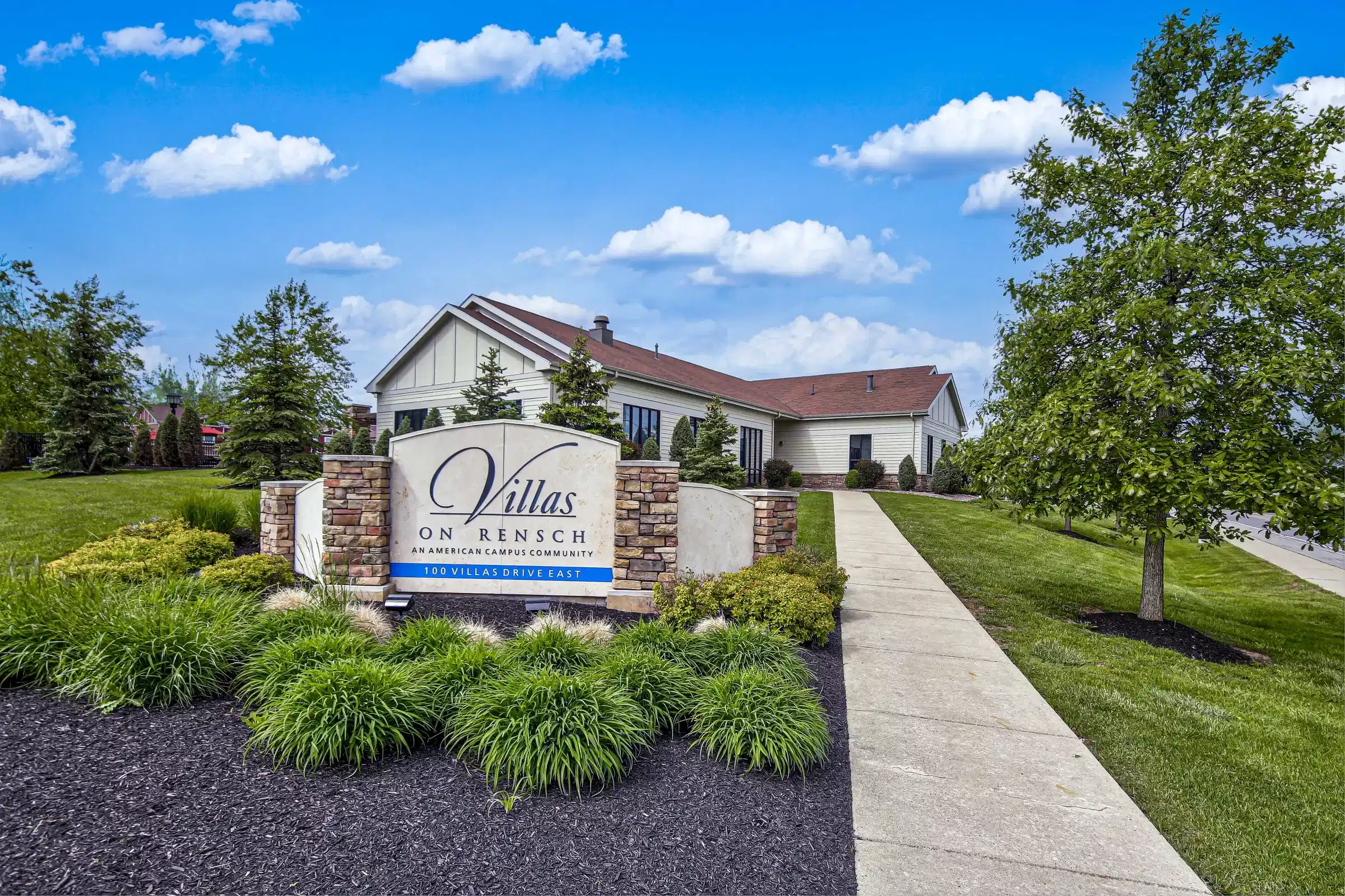 Bathroom?w=400&h=260&fit=crop&q=40&auto=format&trim=auto