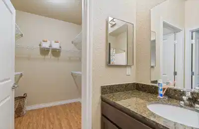 Villas on Rensch, Buffalo - Buffalo, New York, United States - Bathroom