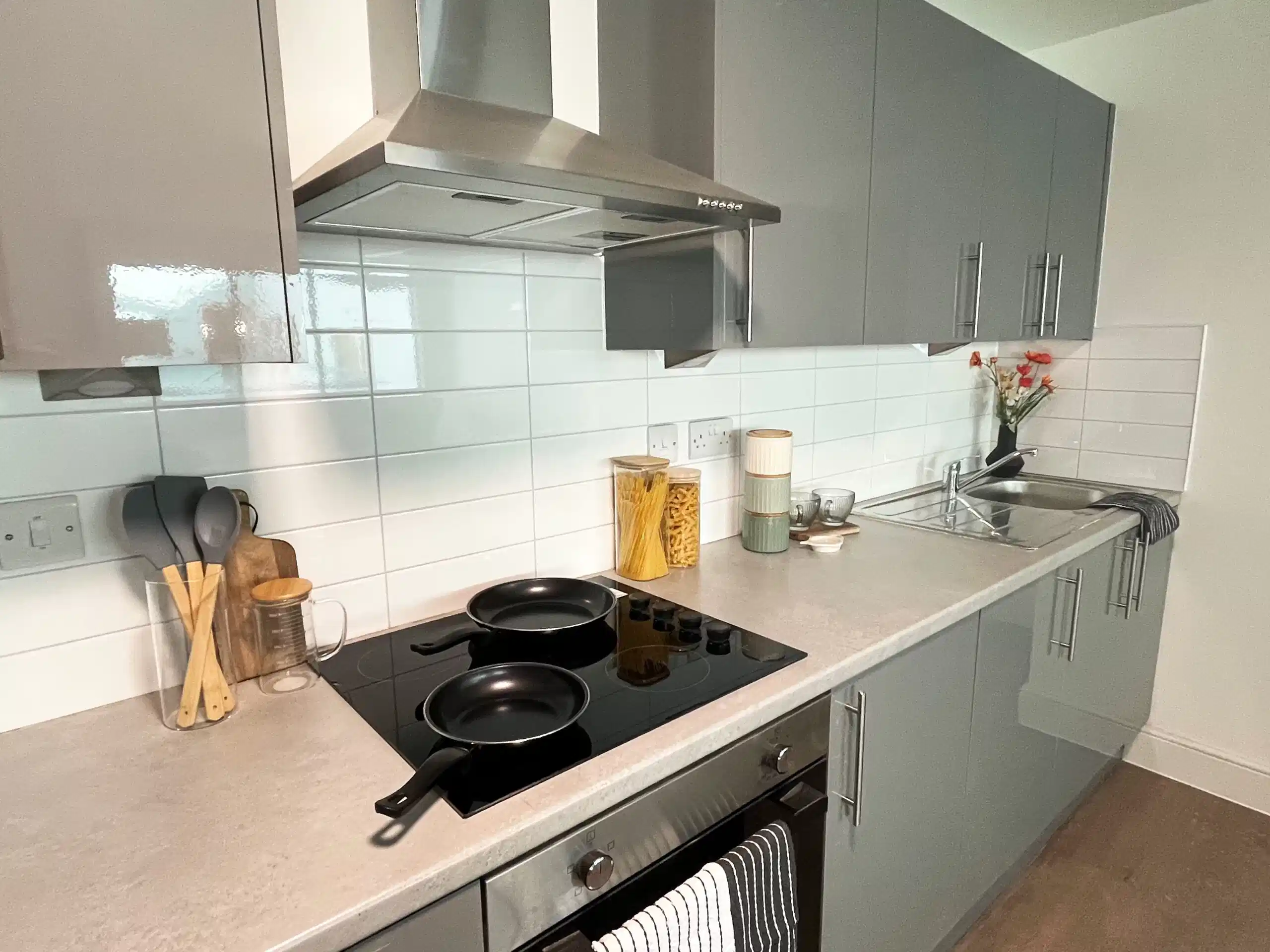 Common Area?w=400&h=260&fit=crop&q=40&auto=format&trim=auto