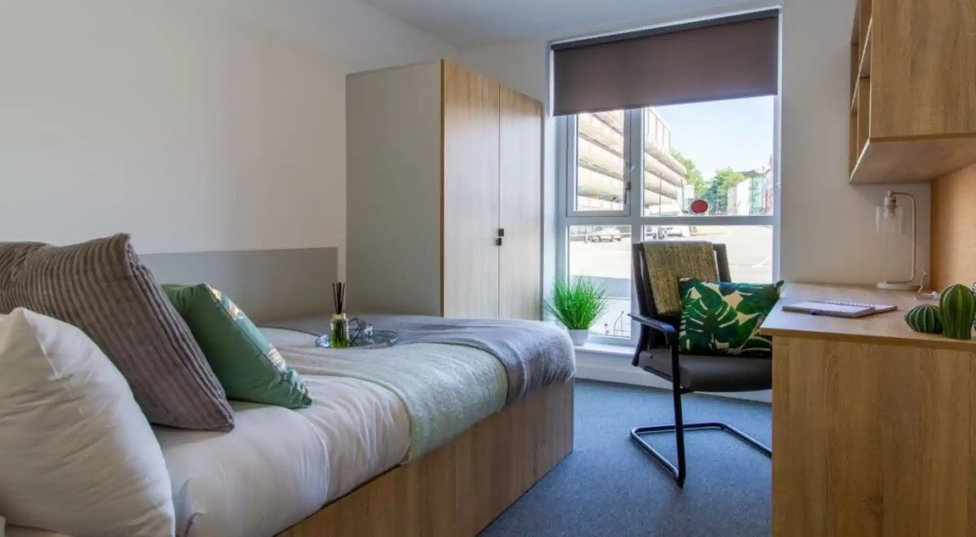 Exterior?w=400&h=260&fit=crop&q=40&auto=format&trim=auto