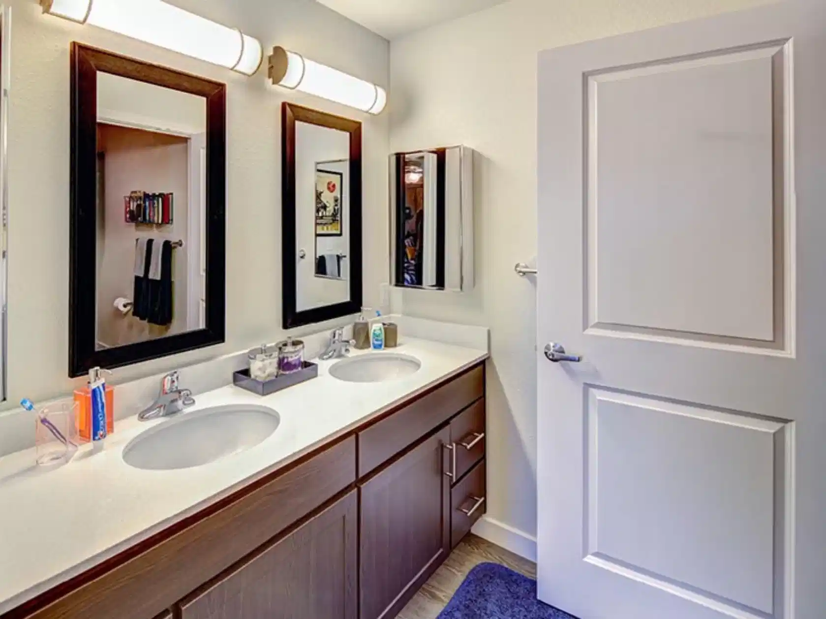 Exterior?w=400&h=260&fit=crop&q=40&auto=format&trim=auto