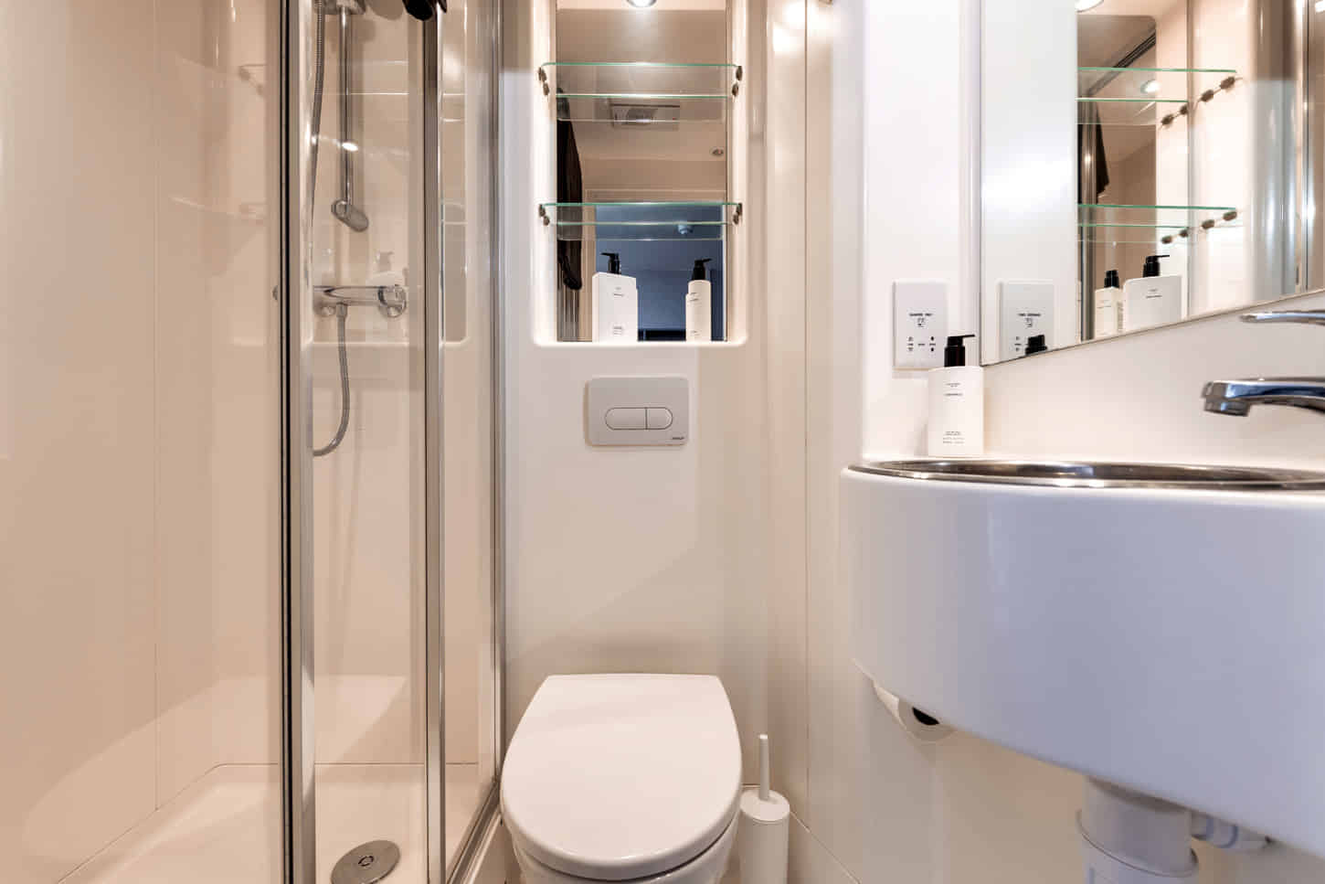 Exterior?w=400&h=260&fit=crop&q=40&auto=format&trim=auto