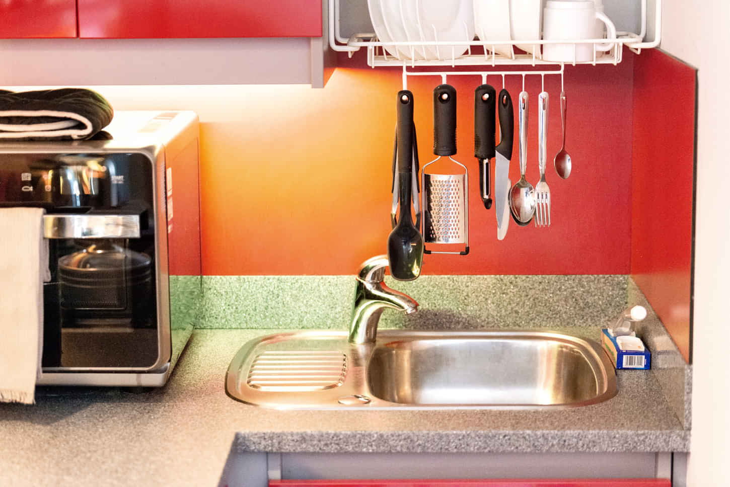 Exterior?w=400&h=260&fit=crop&q=40&auto=format&trim=auto