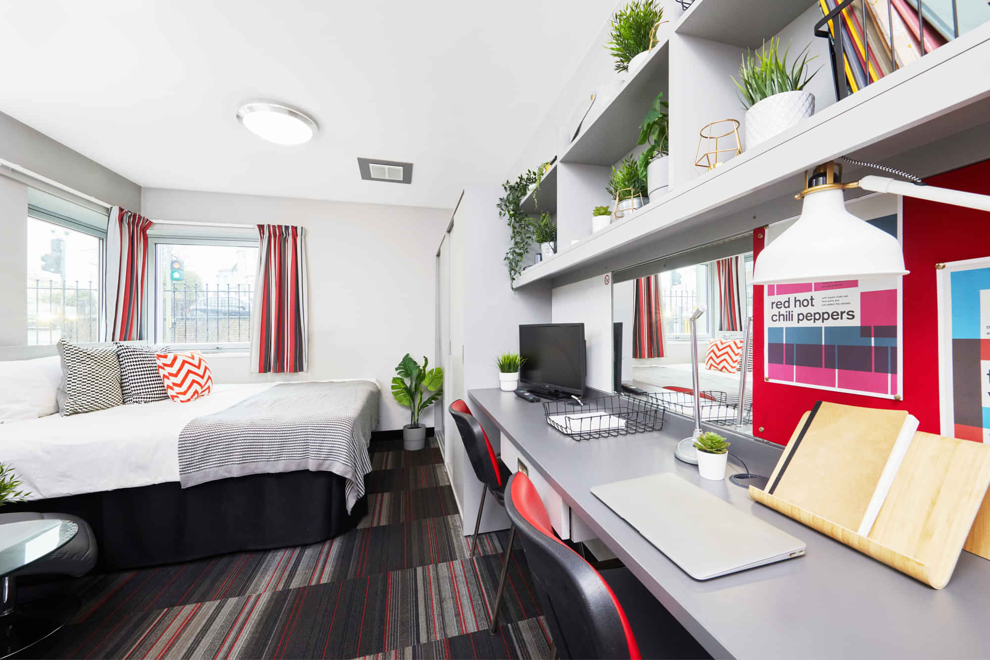 Amenities?w=400&h=260&fit=crop&q=40&auto=format&trim=auto