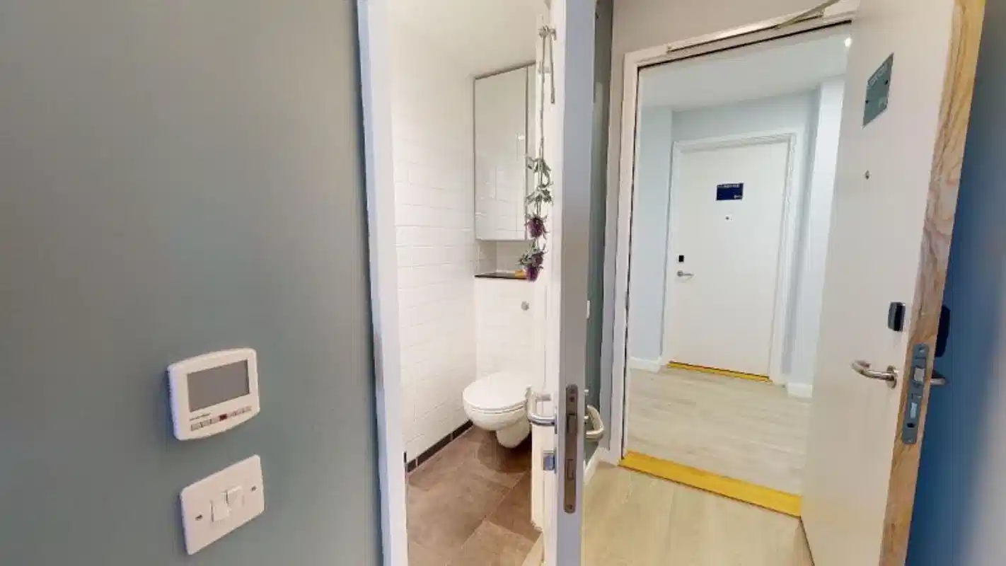 Common Area?w=400&h=260&fit=crop&q=40&auto=format&trim=auto