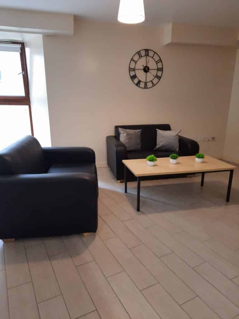 Common Area?w=400&h=260&fit=crop&q=40&auto=format&trim=auto