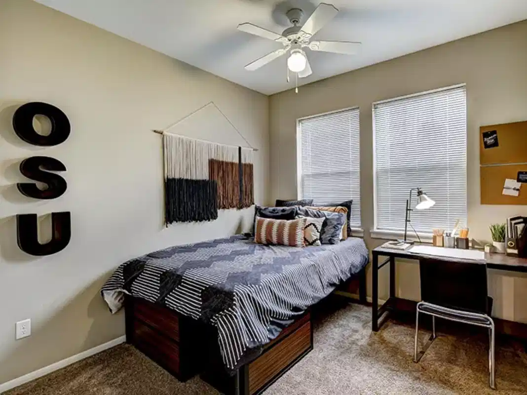 Exterior?w=400&h=260&fit=crop&q=40&auto=format&trim=auto